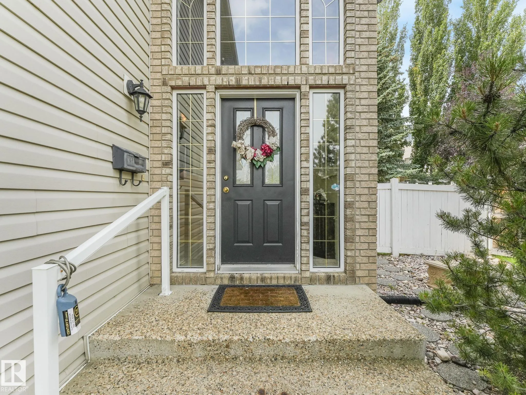 1032 ORMSBY Crescent