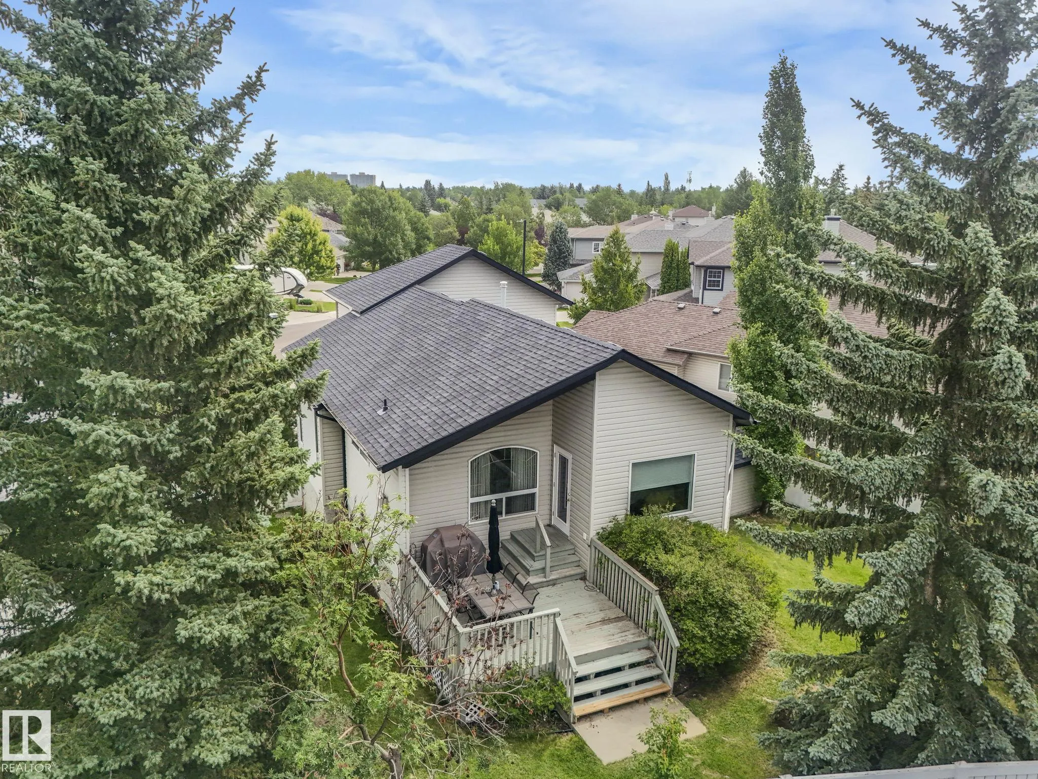 1032 ORMSBY Crescent