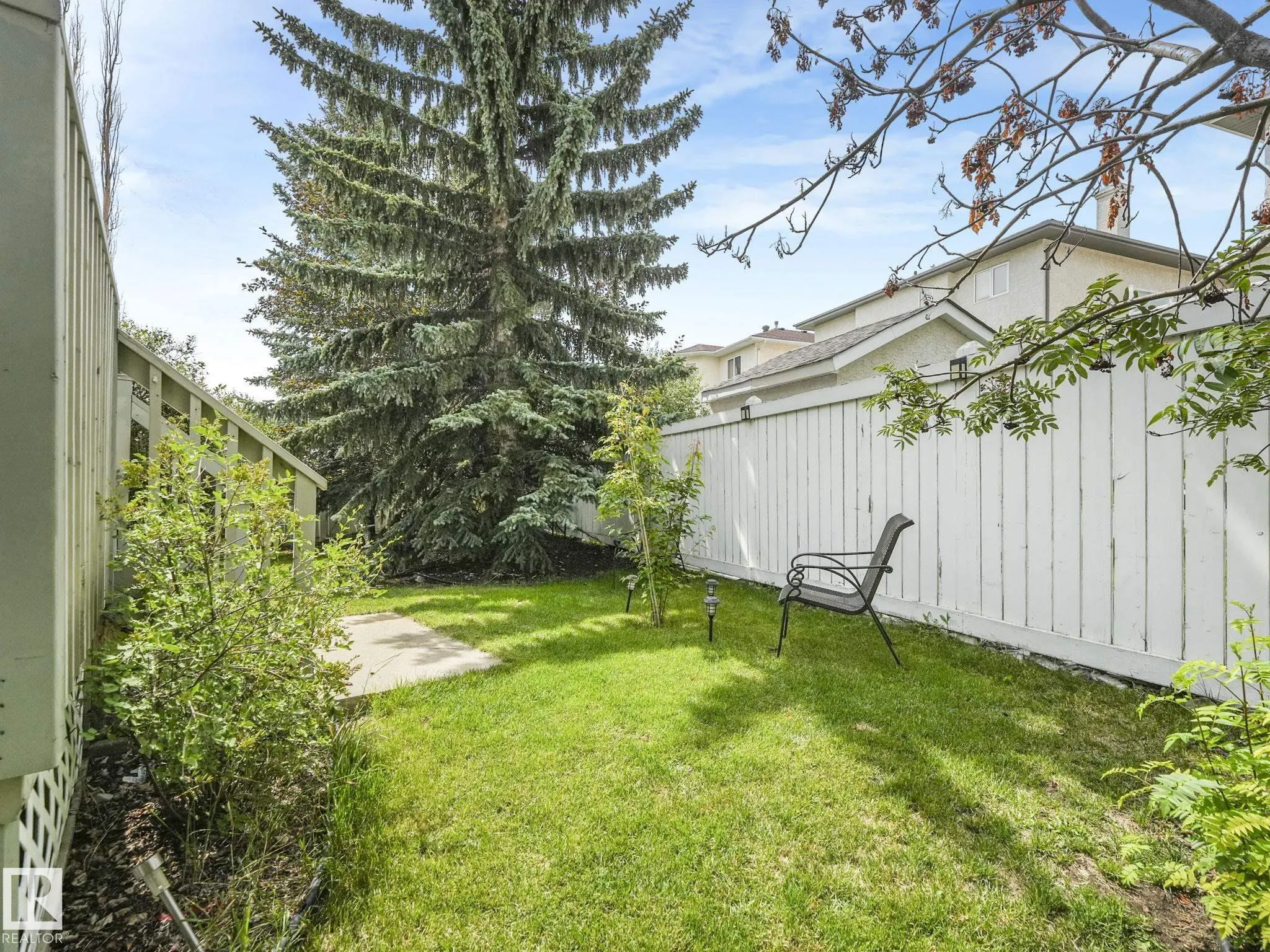 1032 ORMSBY Crescent