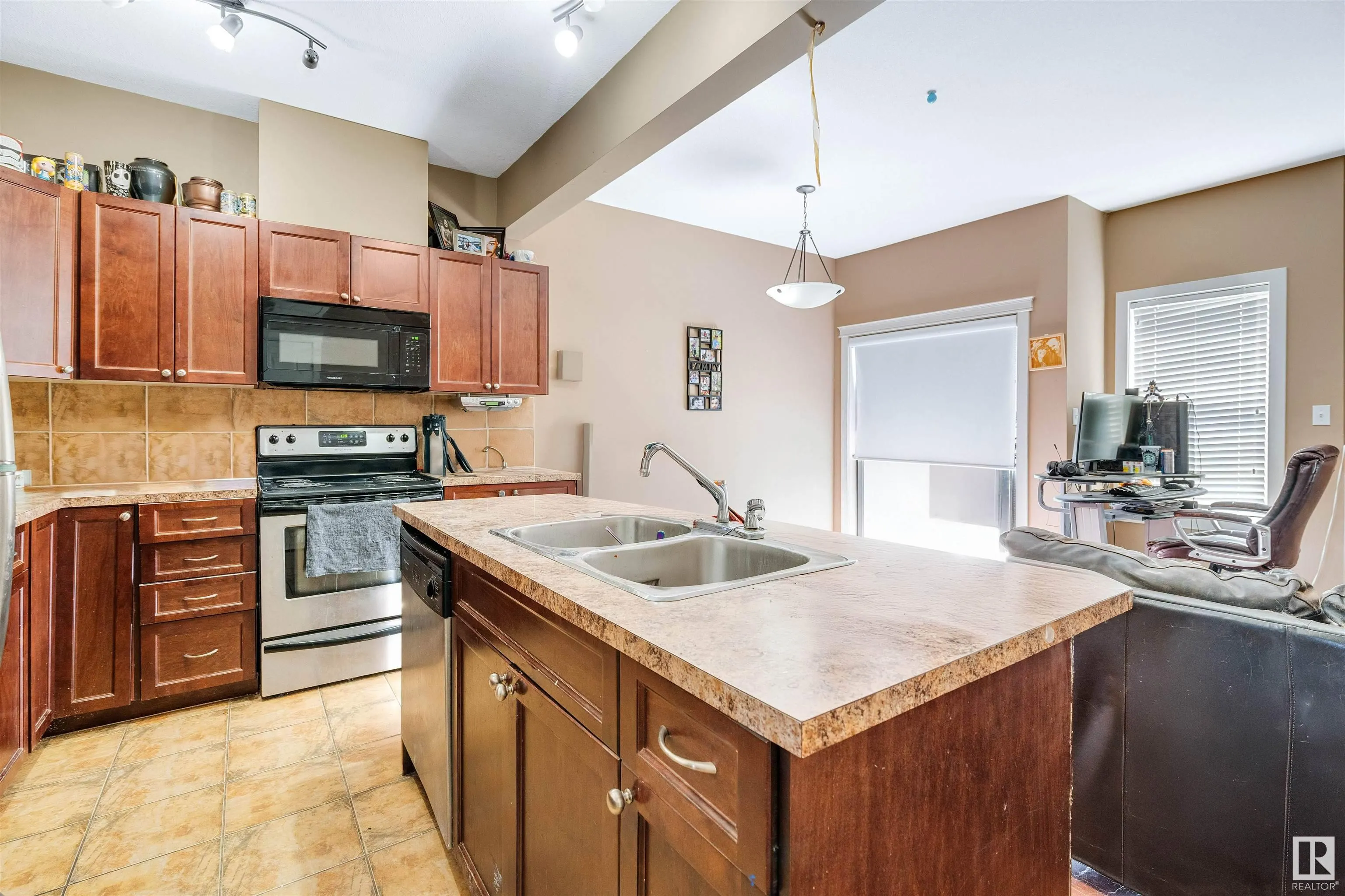 109 SANDSTONE Estates