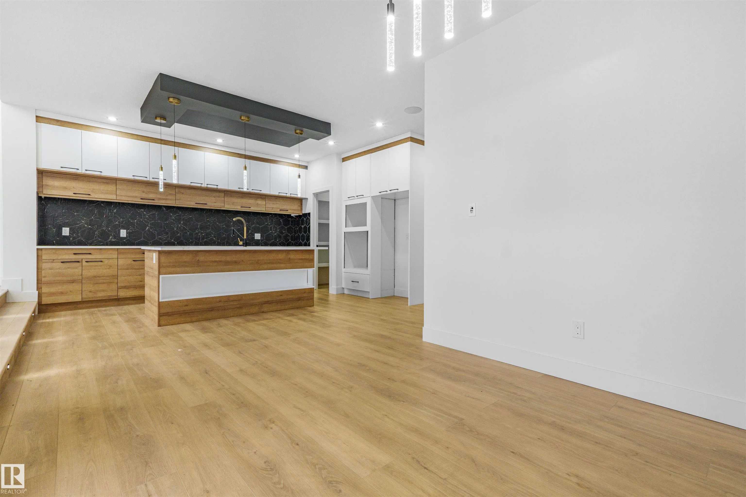 733 Astoria Way