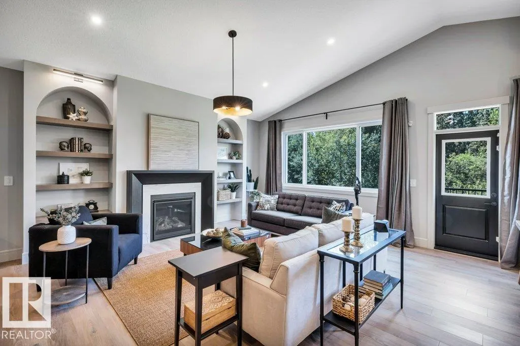 112 HEMINGWAY Crescent