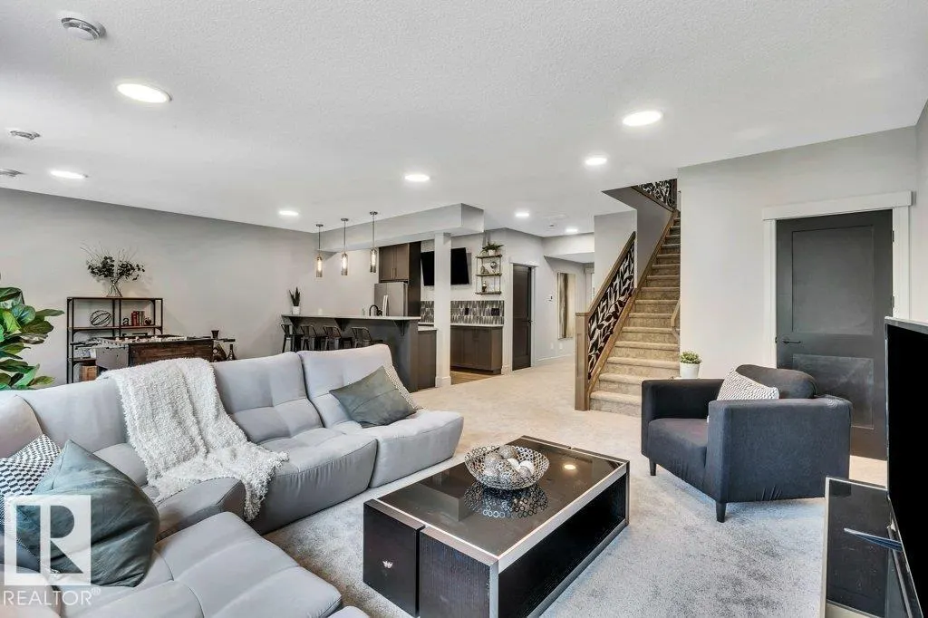 112 HEMINGWAY Crescent