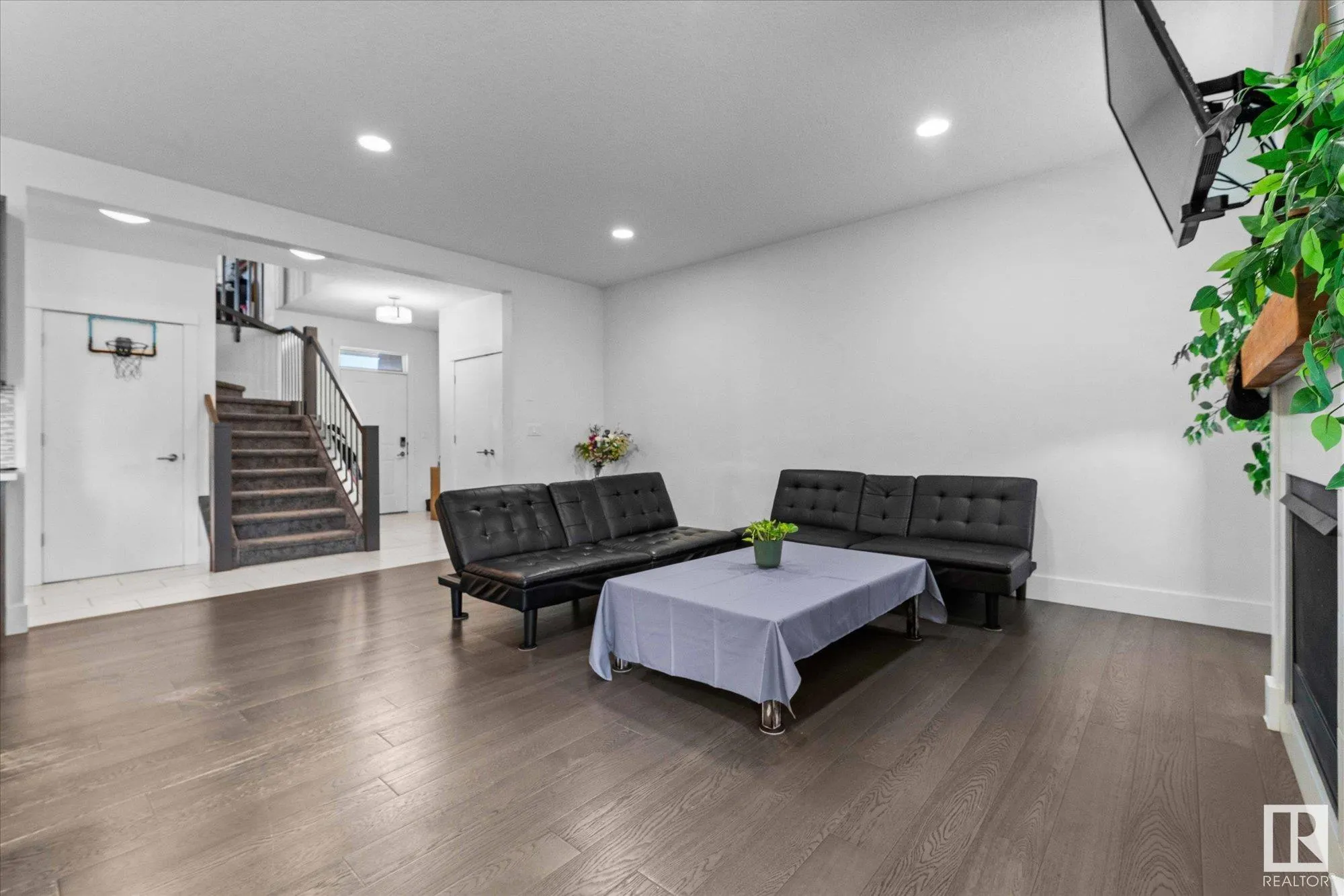 66 KENSINGTON Close