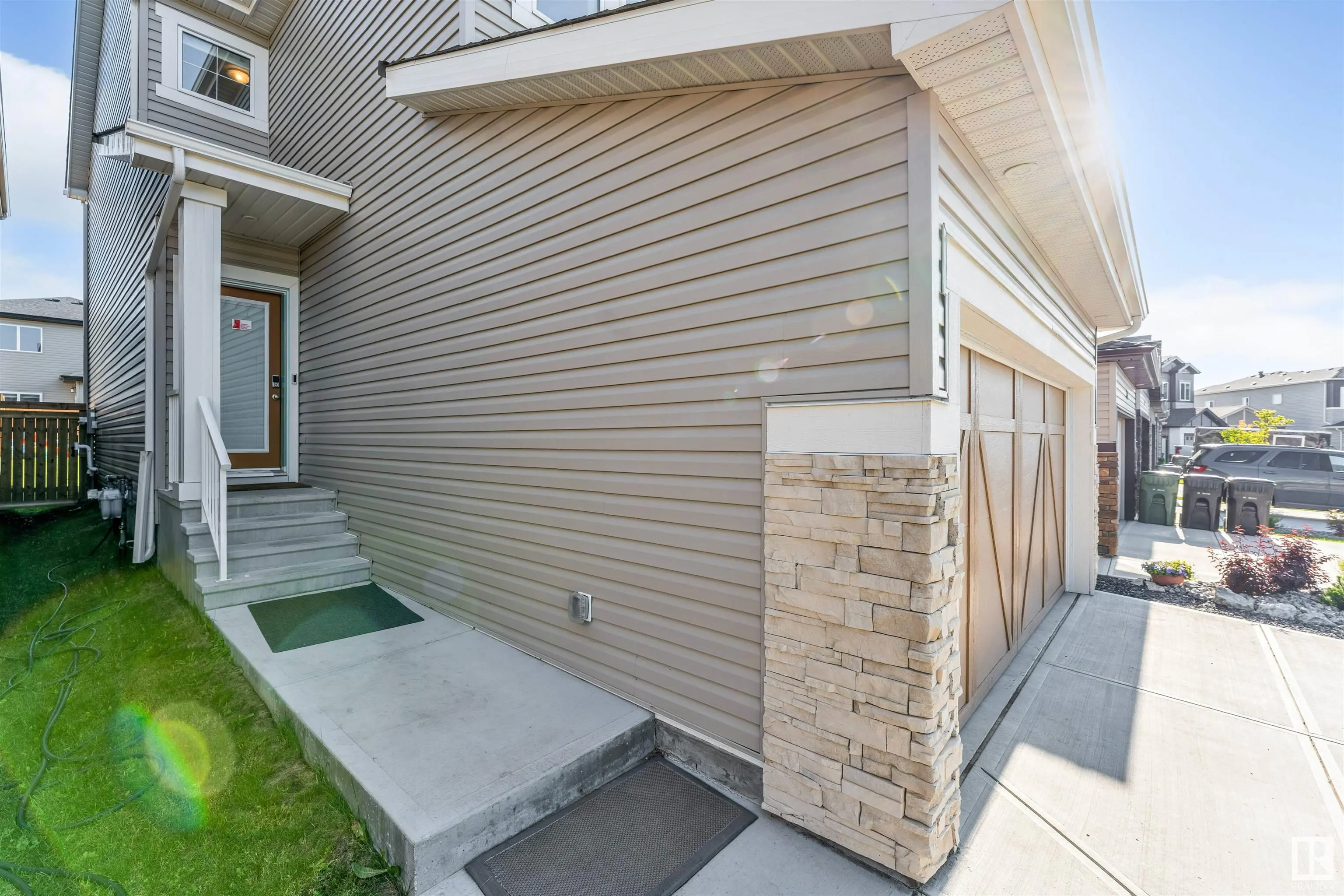 448 ROBERTS Crescent