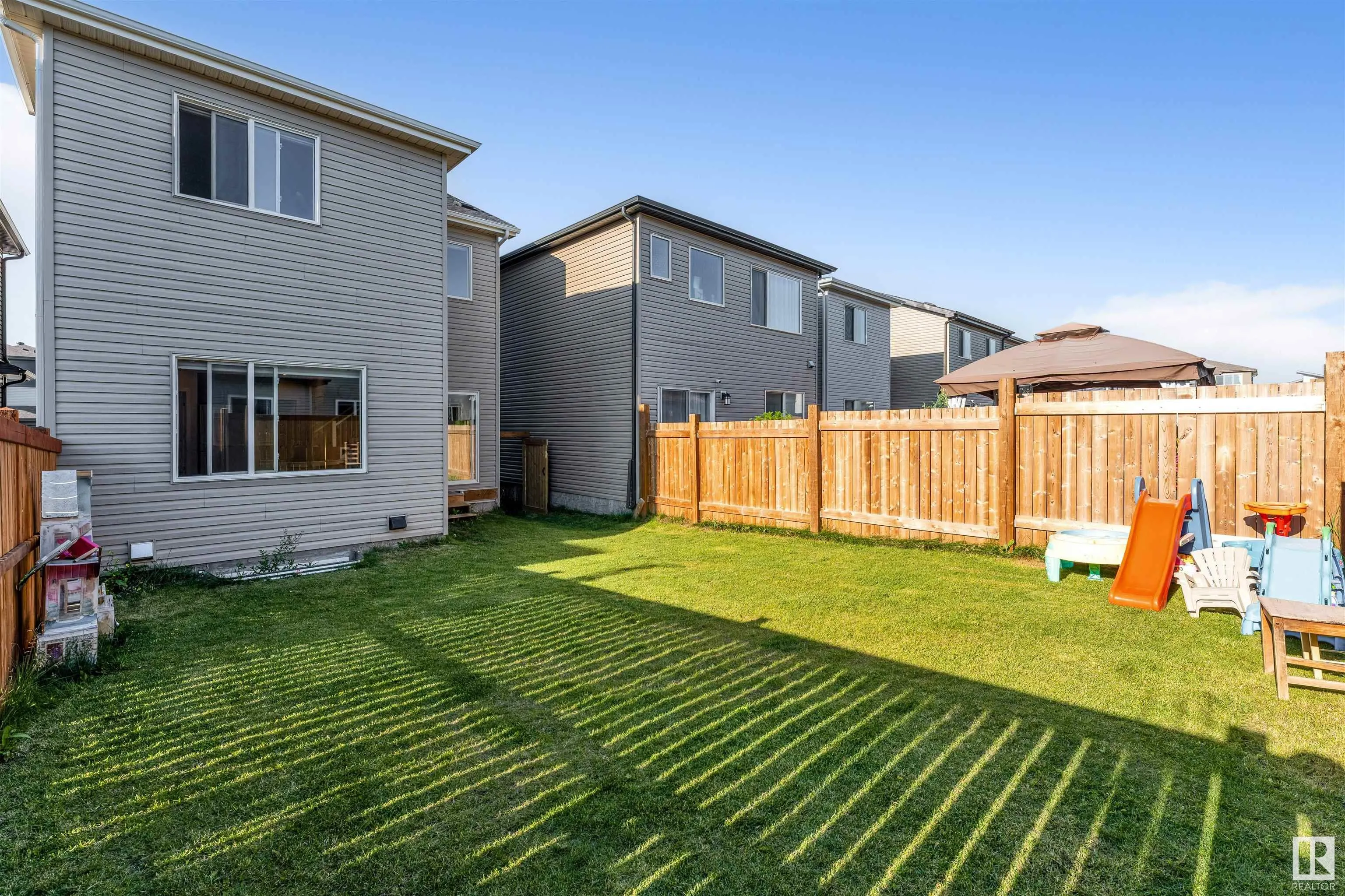 448 ROBERTS Crescent