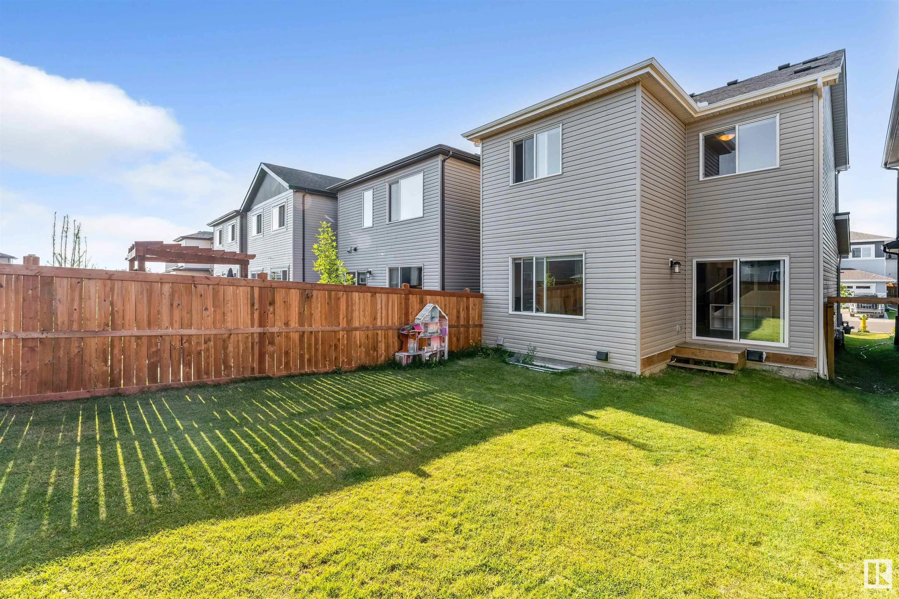 448 ROBERTS Crescent