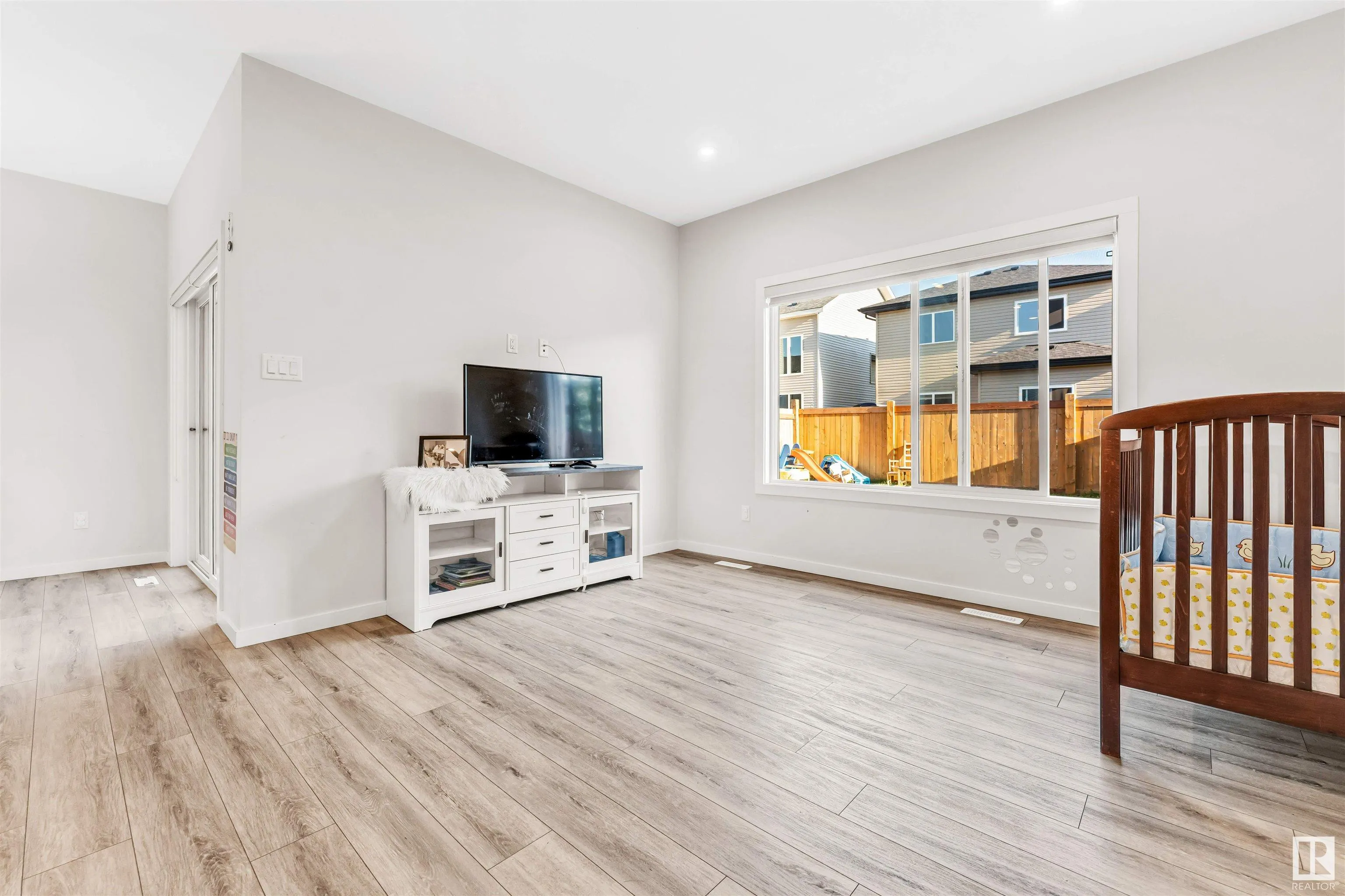 448 ROBERTS Crescent