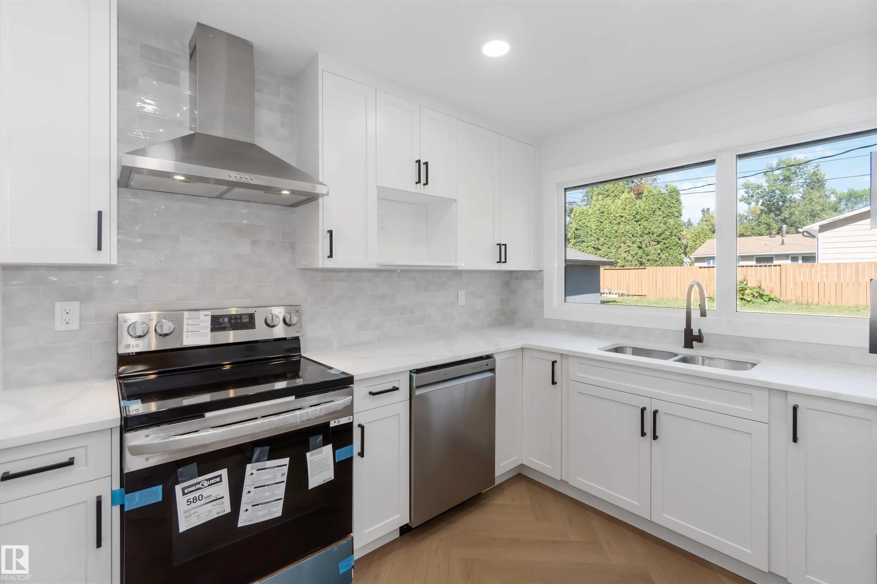 22 SUNNYSIDE Crescent