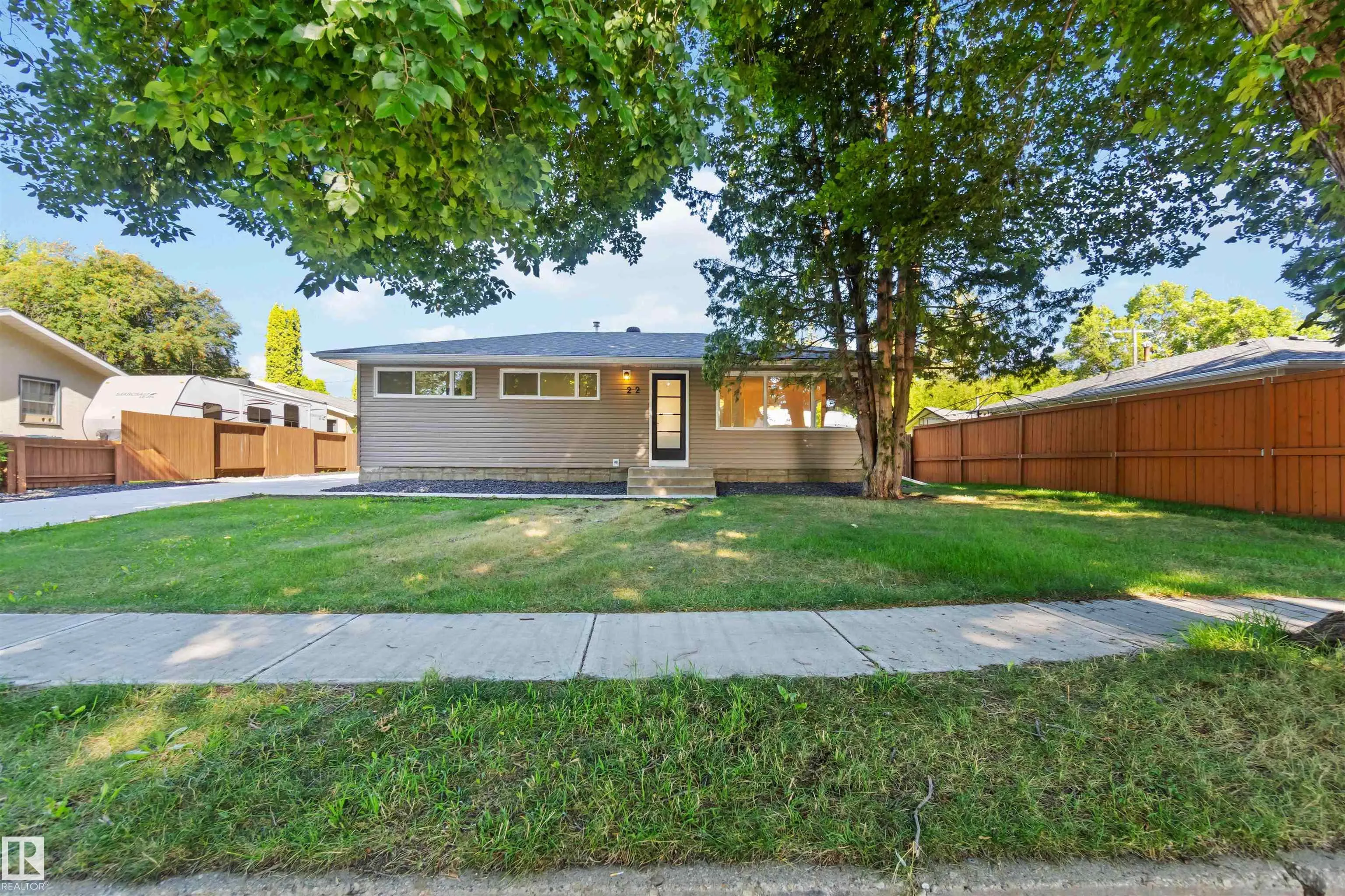 22 SUNNYSIDE Crescent