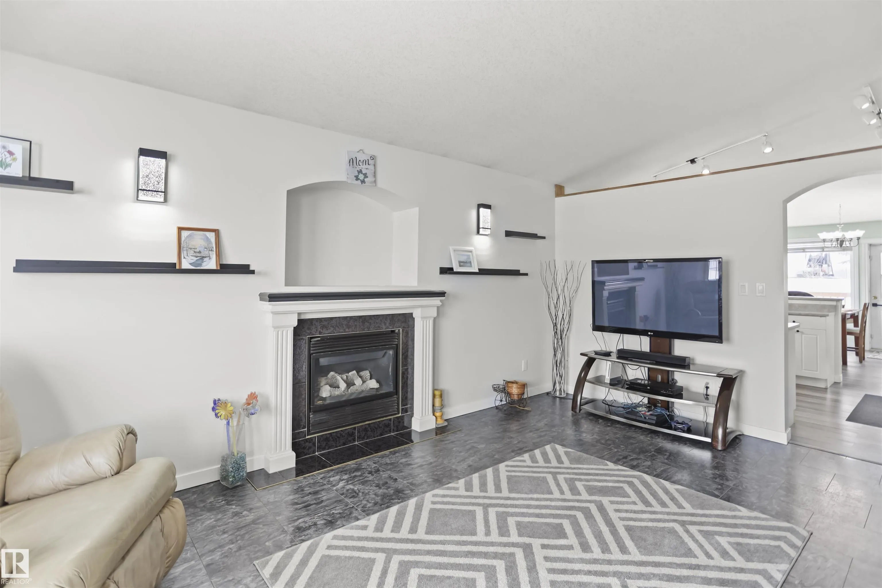 606 KANANASKIS Place