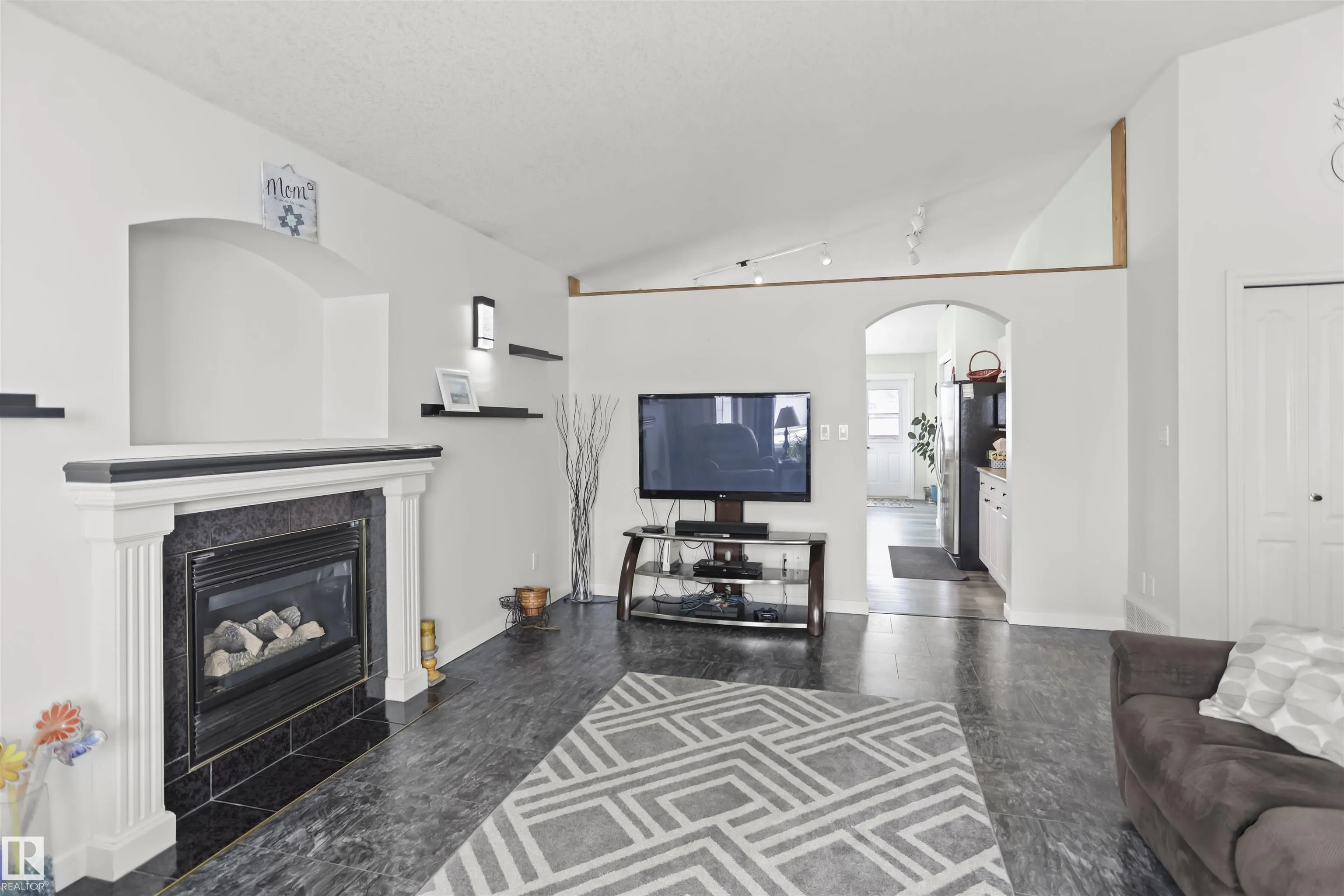 606 KANANASKIS Place