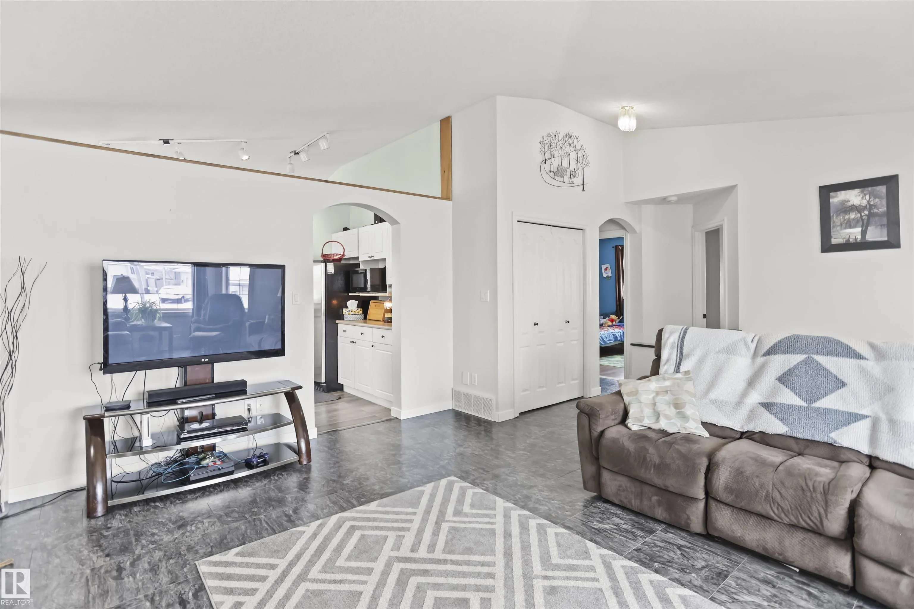 606 KANANASKIS Place