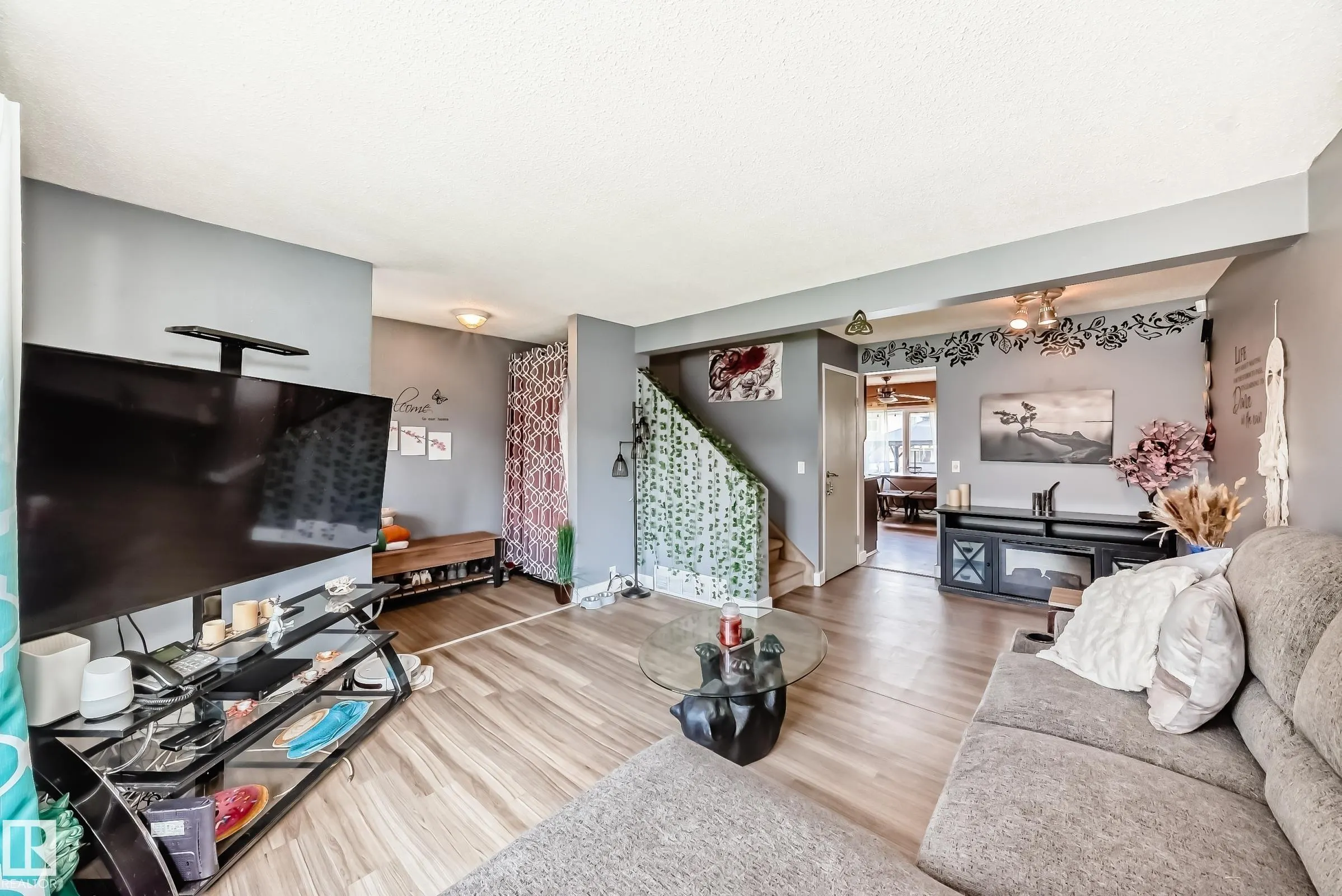 869 VILLAGE Mews