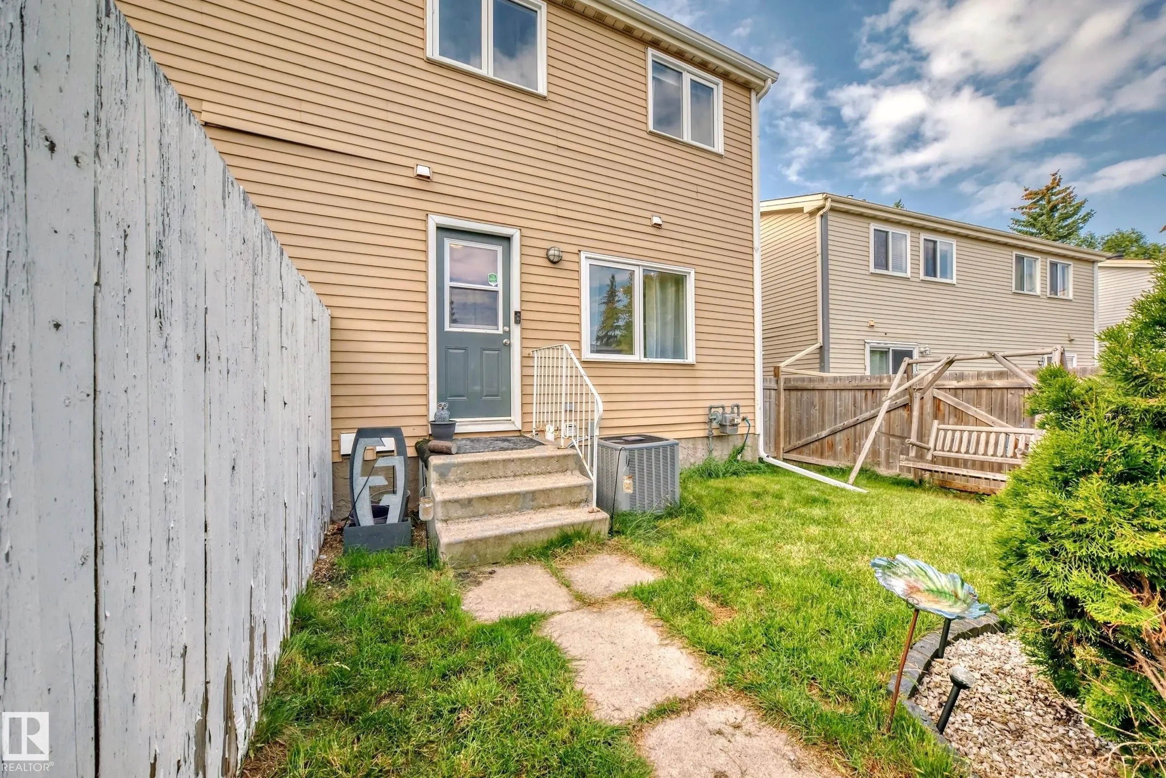 869 VILLAGE Mews