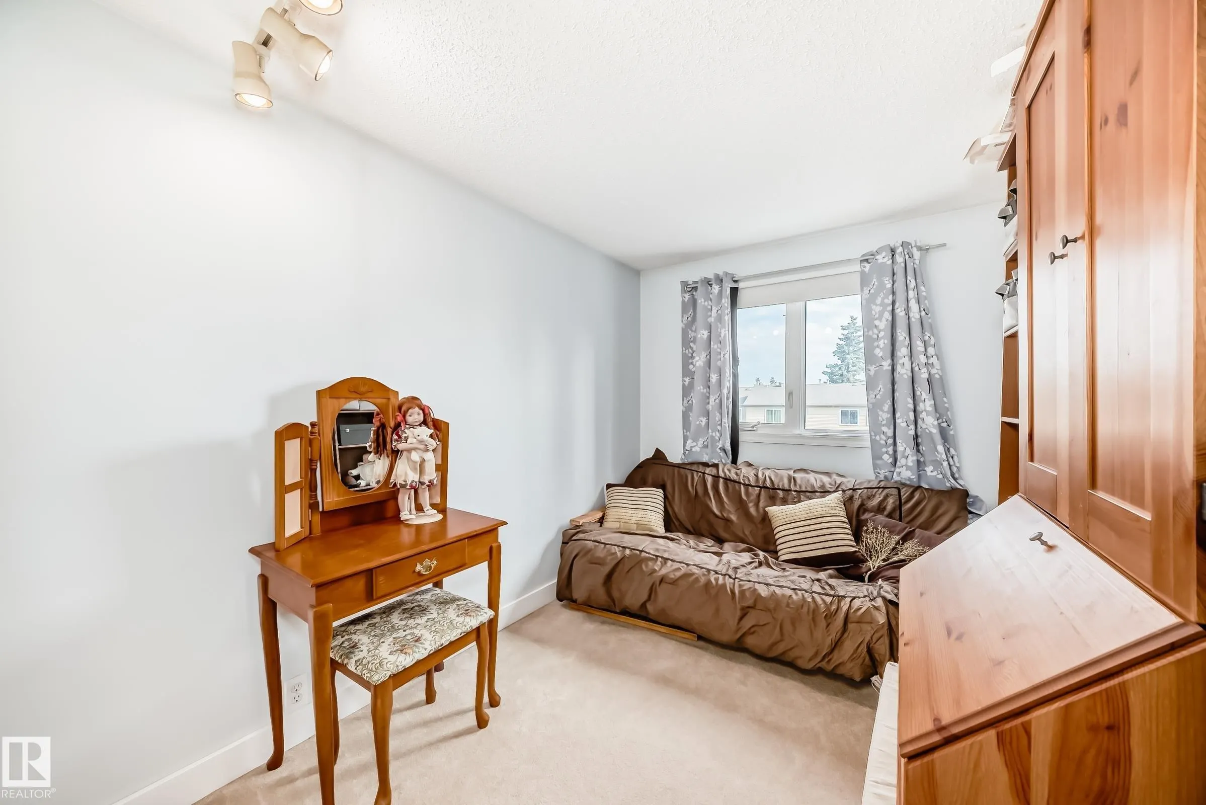 869 VILLAGE Mews