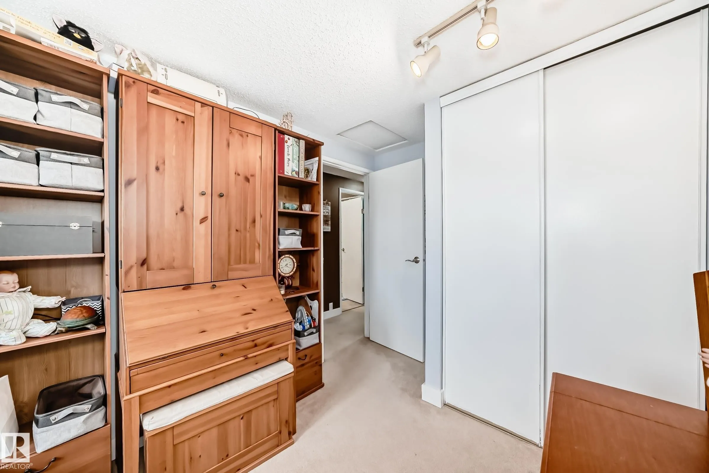 869 VILLAGE Mews