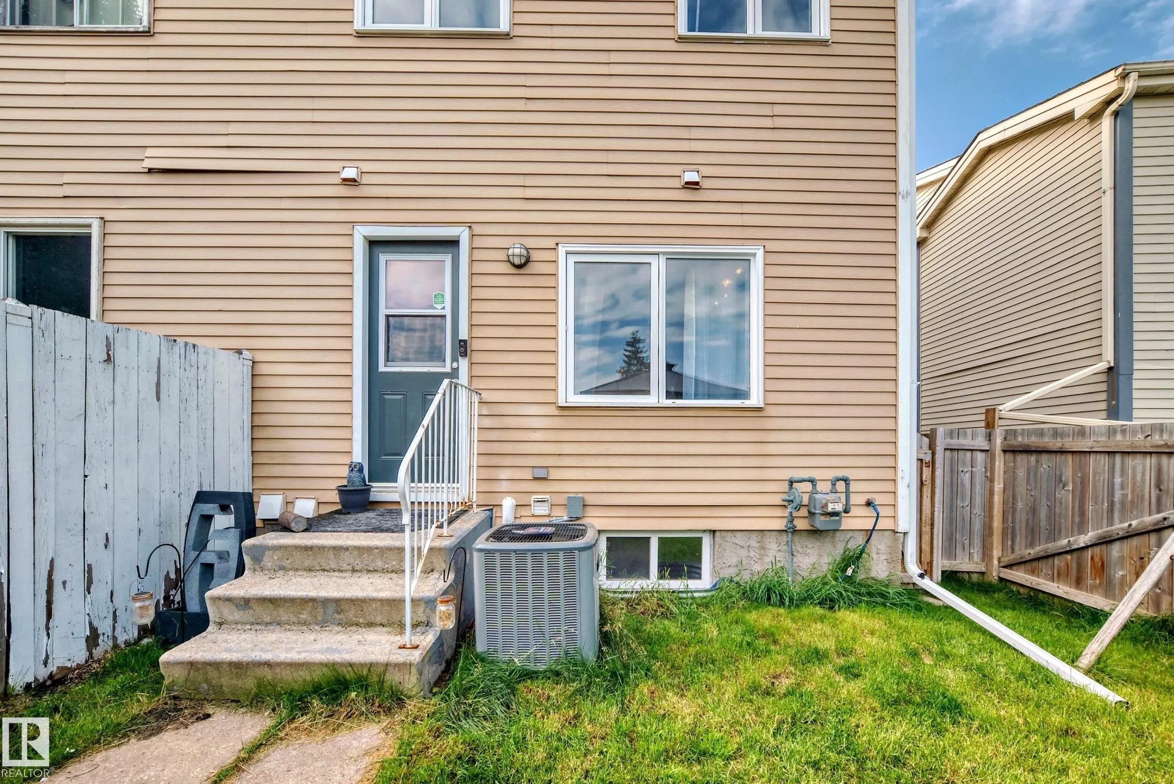 869 VILLAGE Mews