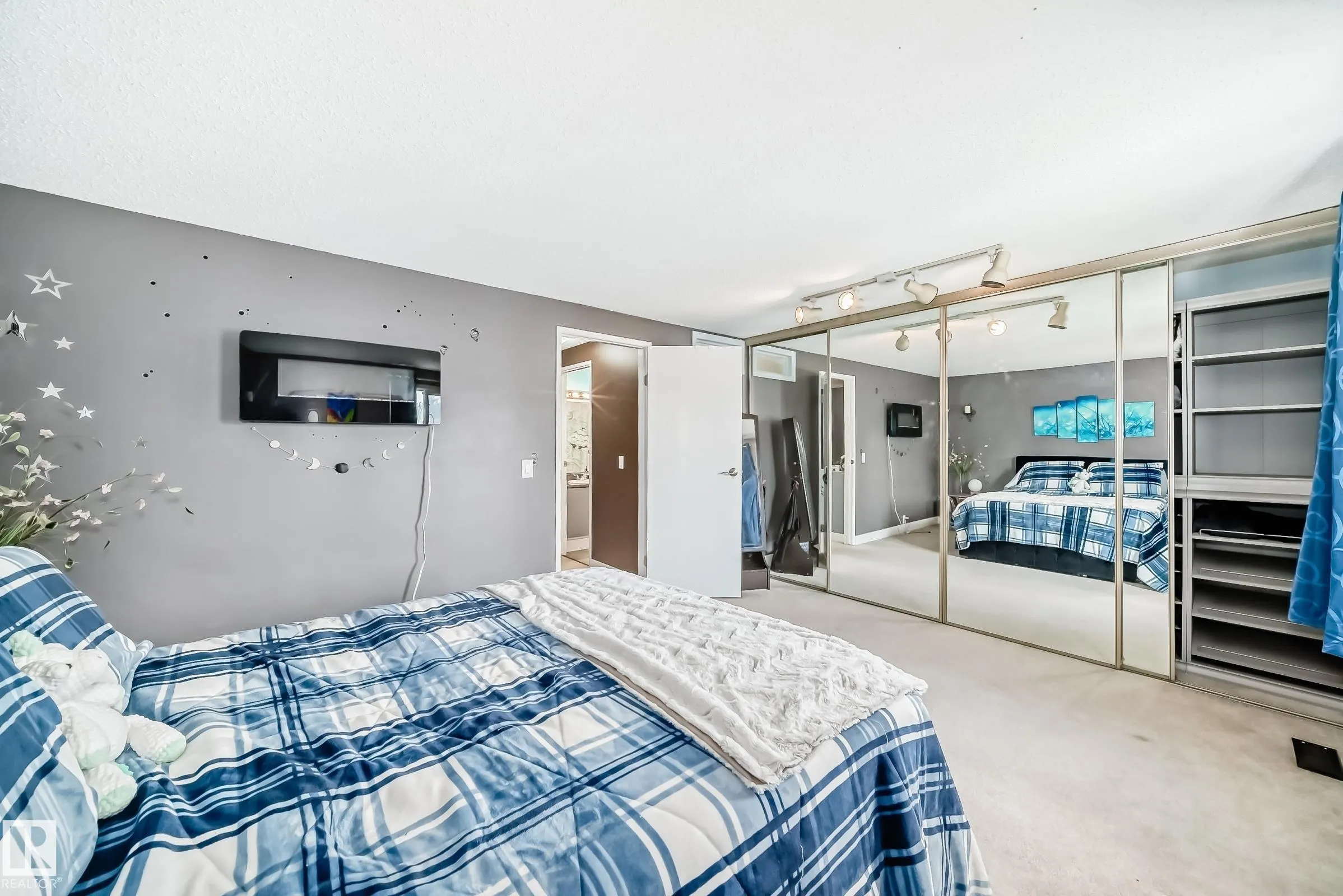 869 VILLAGE Mews