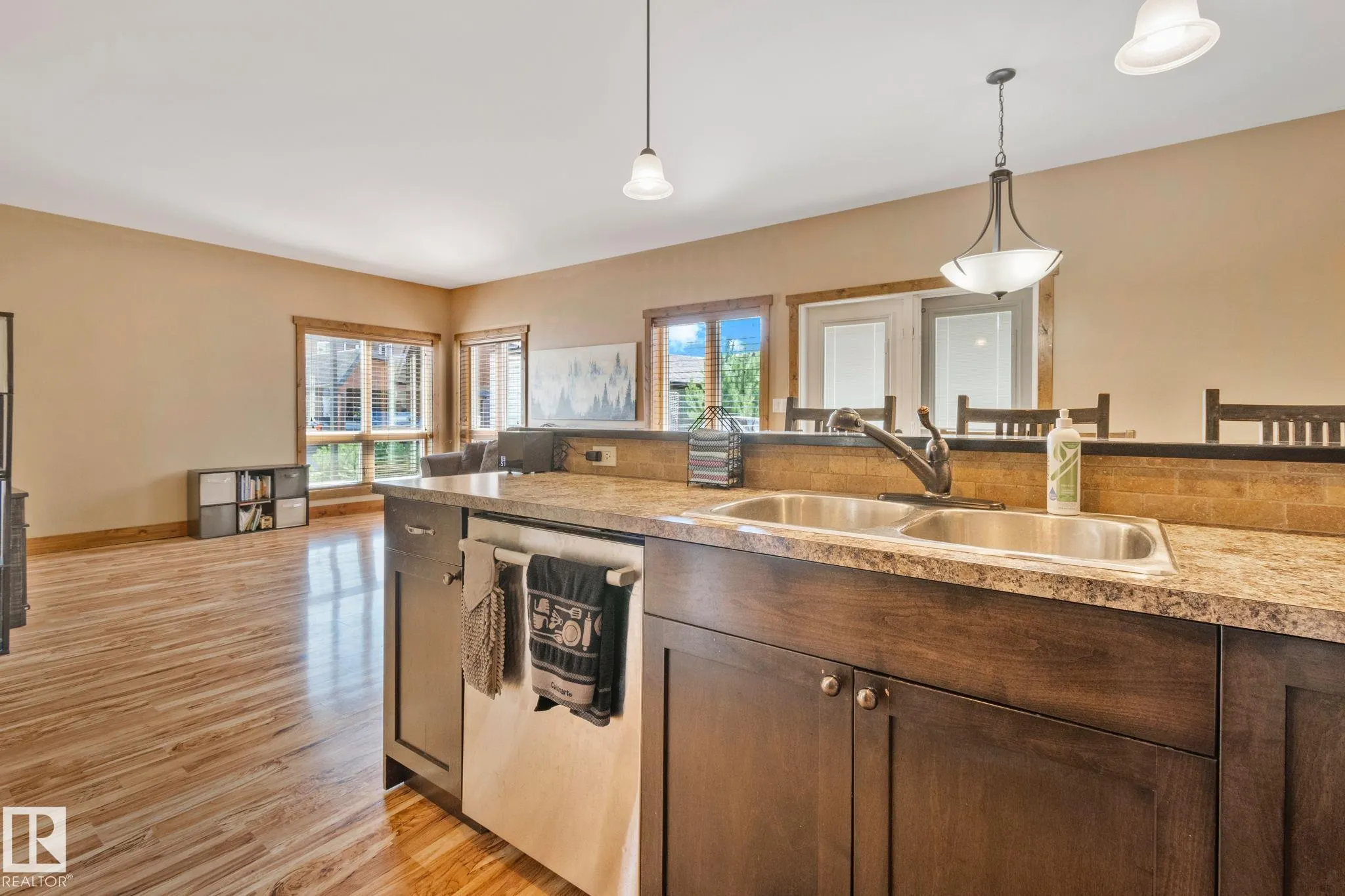 2402 Graybriar GR