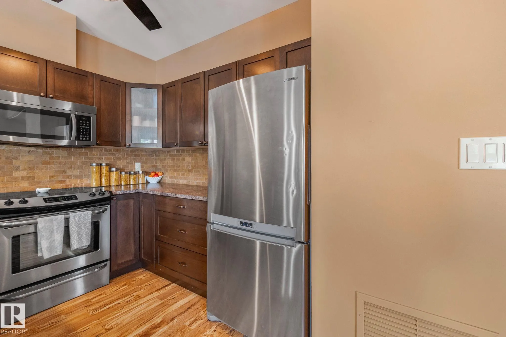 2402 Graybriar GR