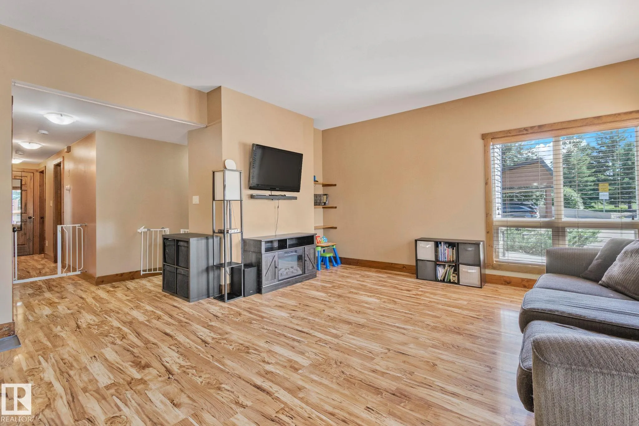 2402 Graybriar GR