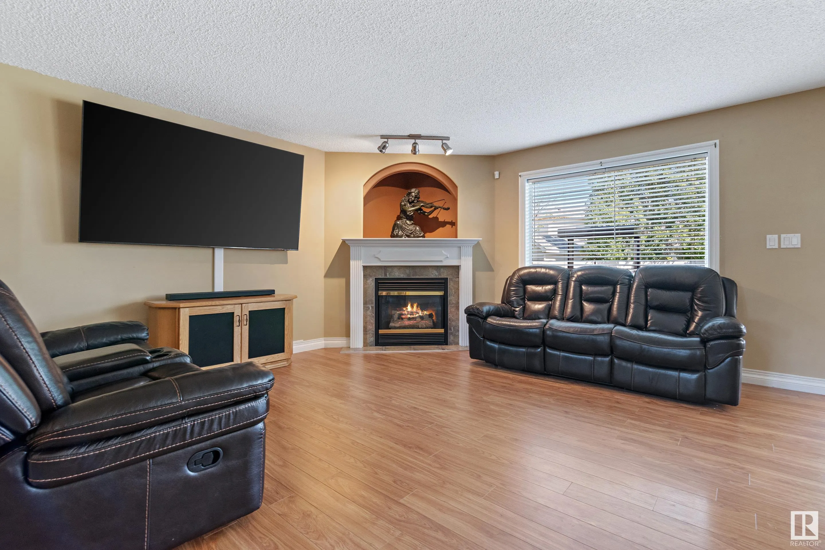 356 CALDERON Crescent