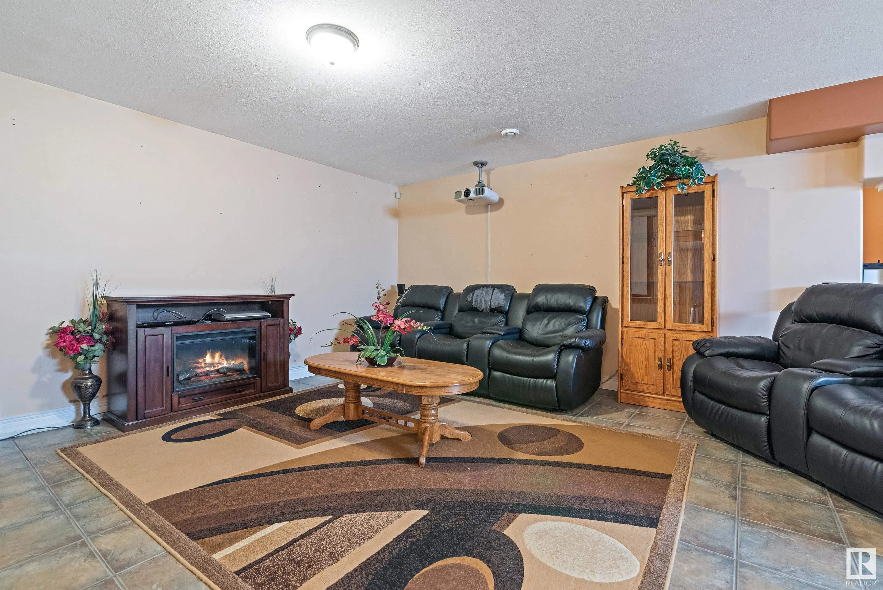 356 CALDERON Crescent