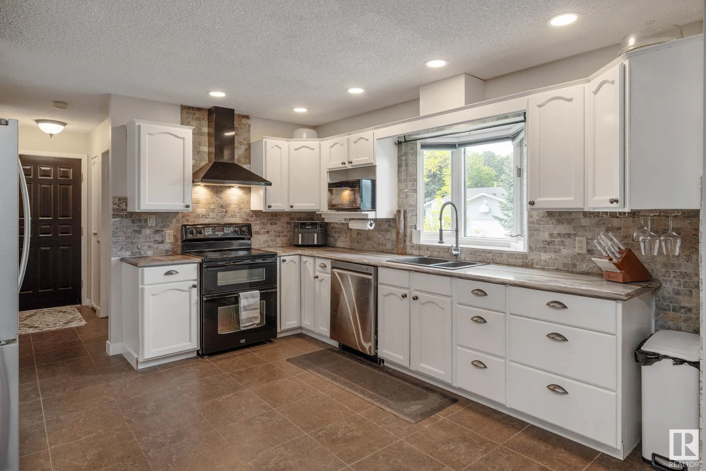 7 FIELDSTONE Cove