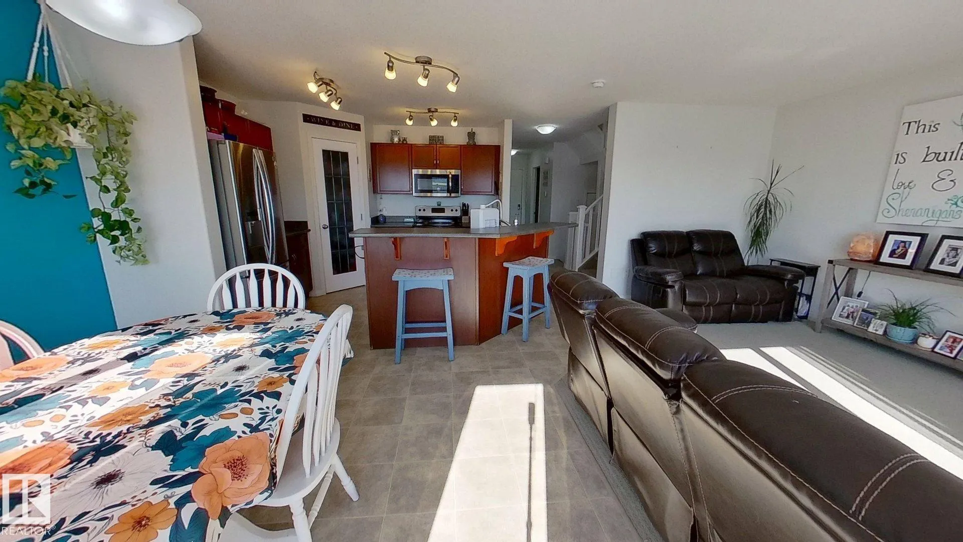 102 GRAYWOOD Mews