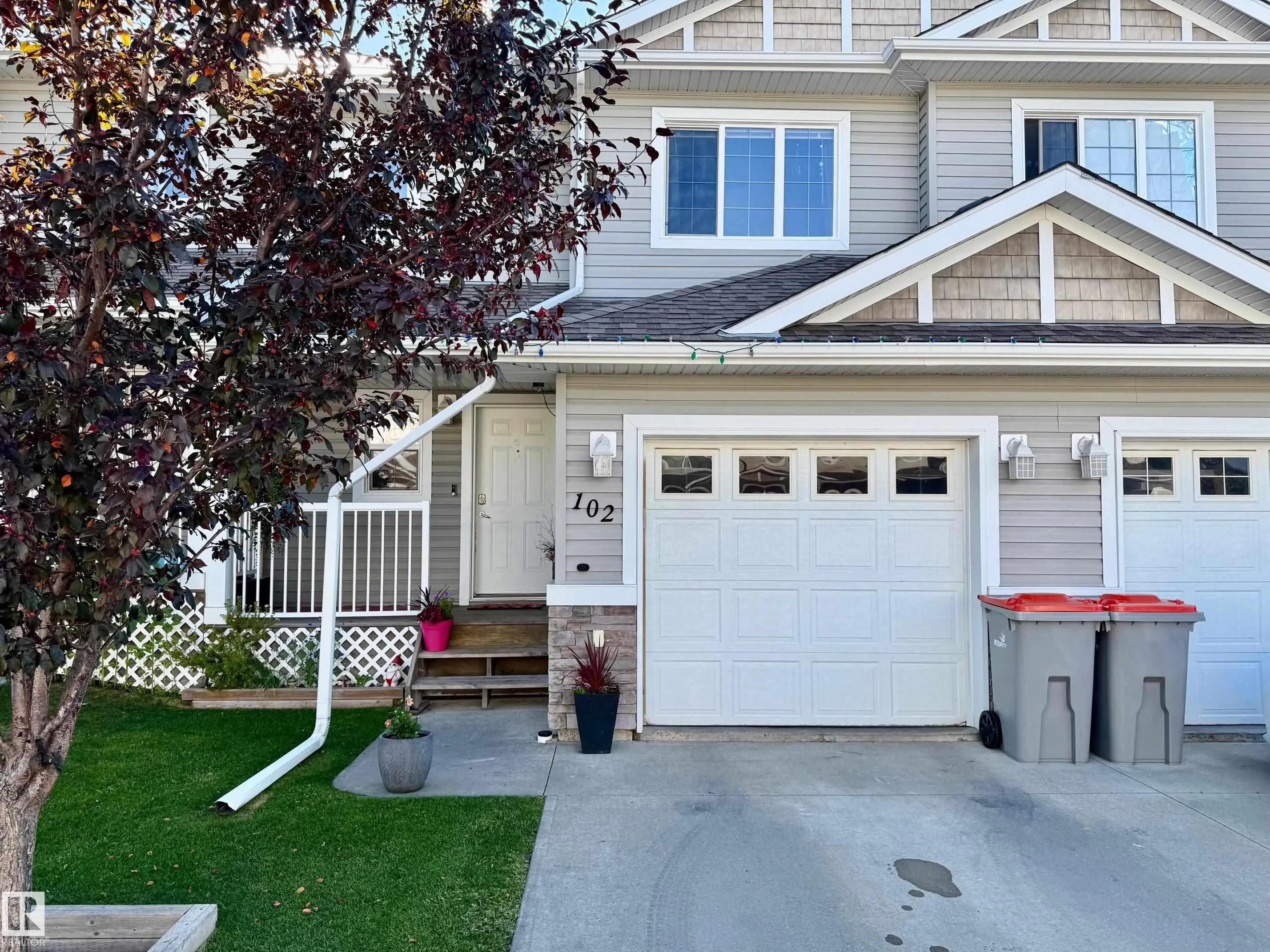 102 GRAYWOOD Mews