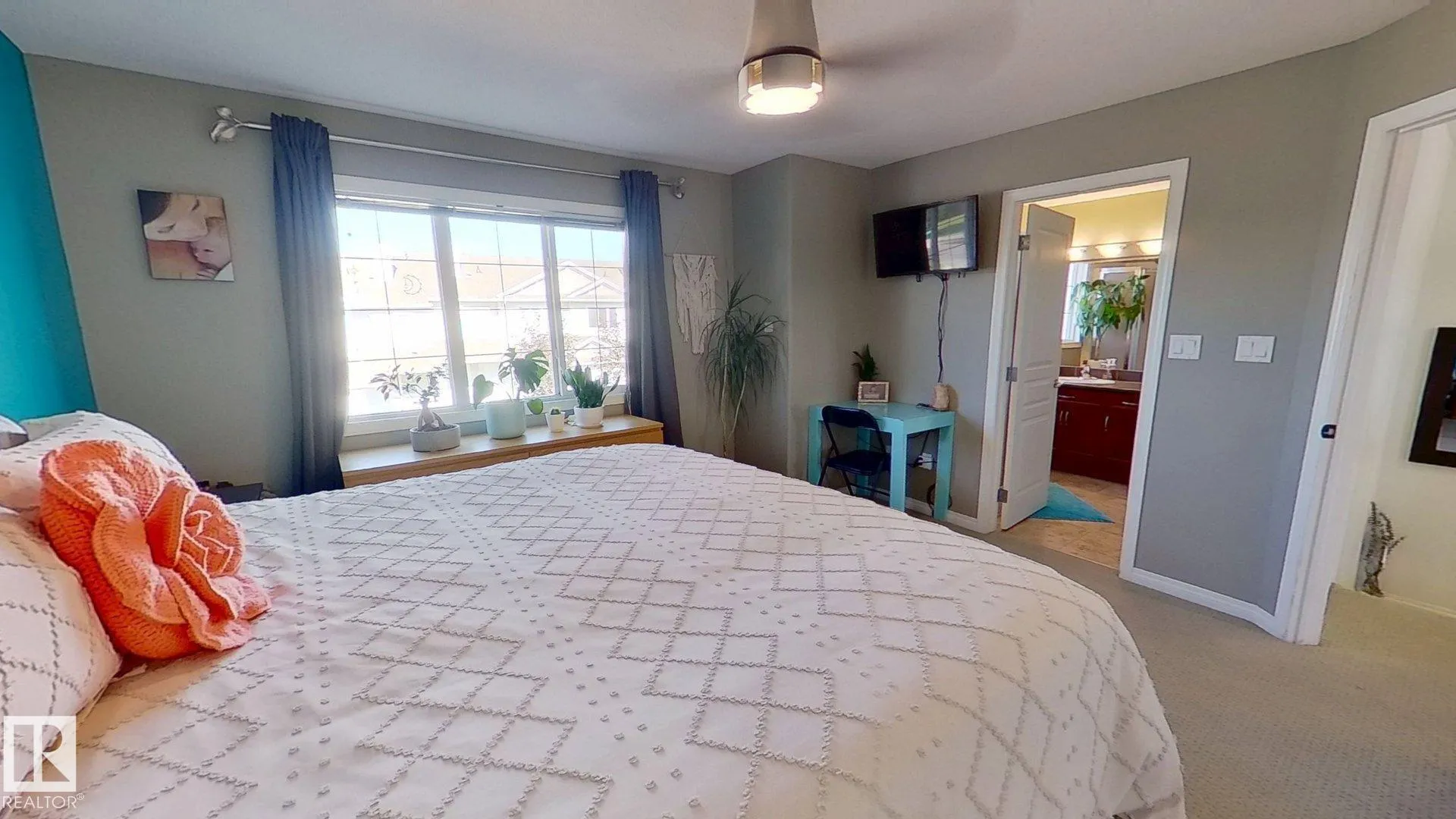 102 GRAYWOOD Mews
