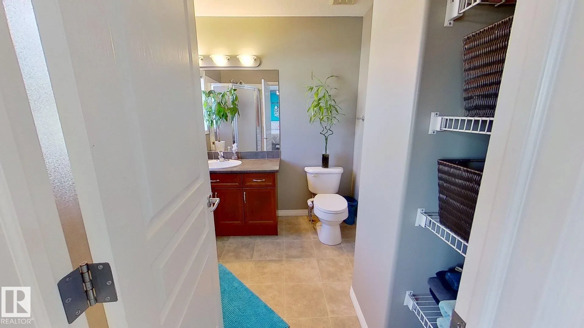 102 GRAYWOOD Mews