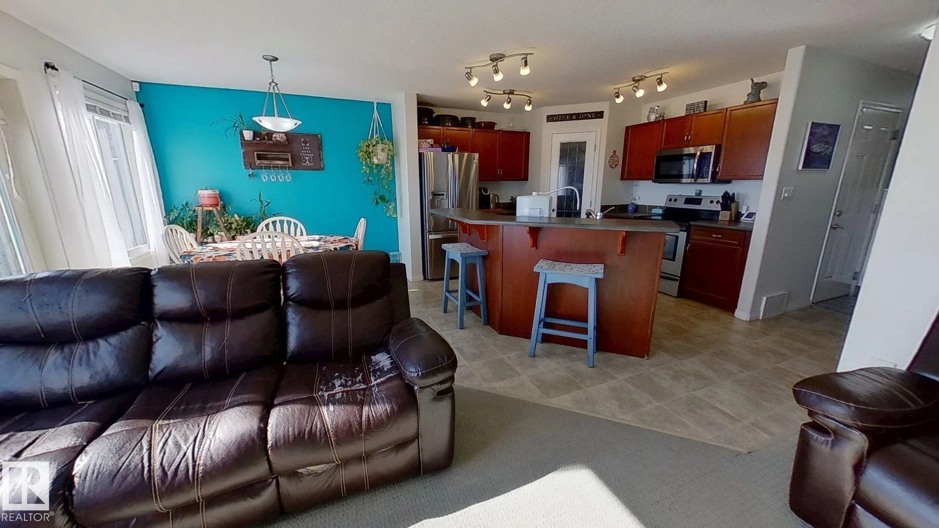 102 GRAYWOOD Mews