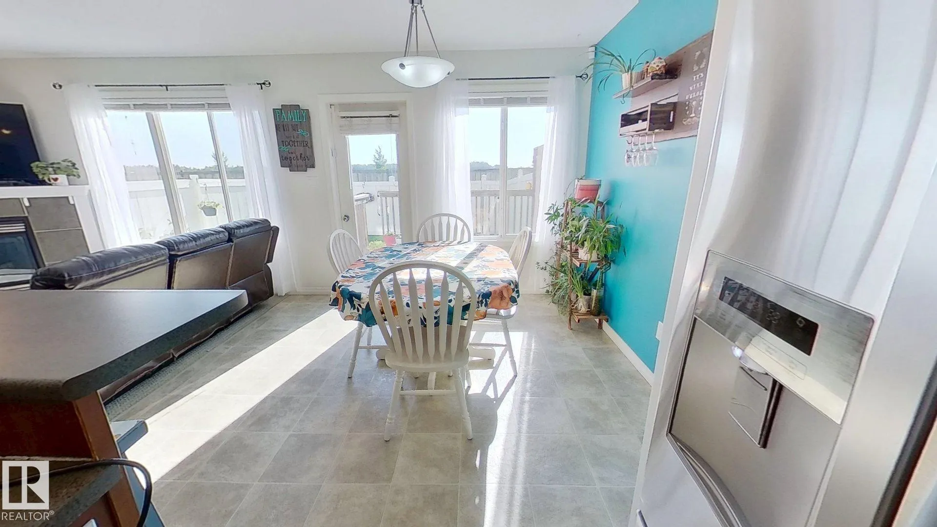 102 GRAYWOOD Mews
