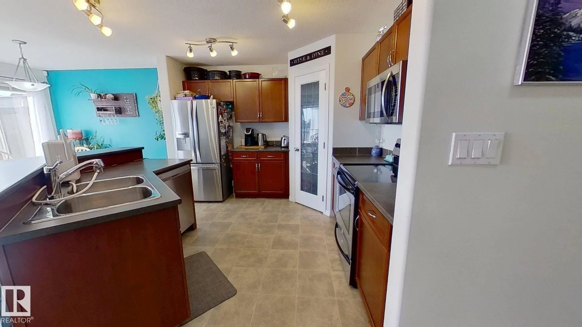 102 GRAYWOOD Mews