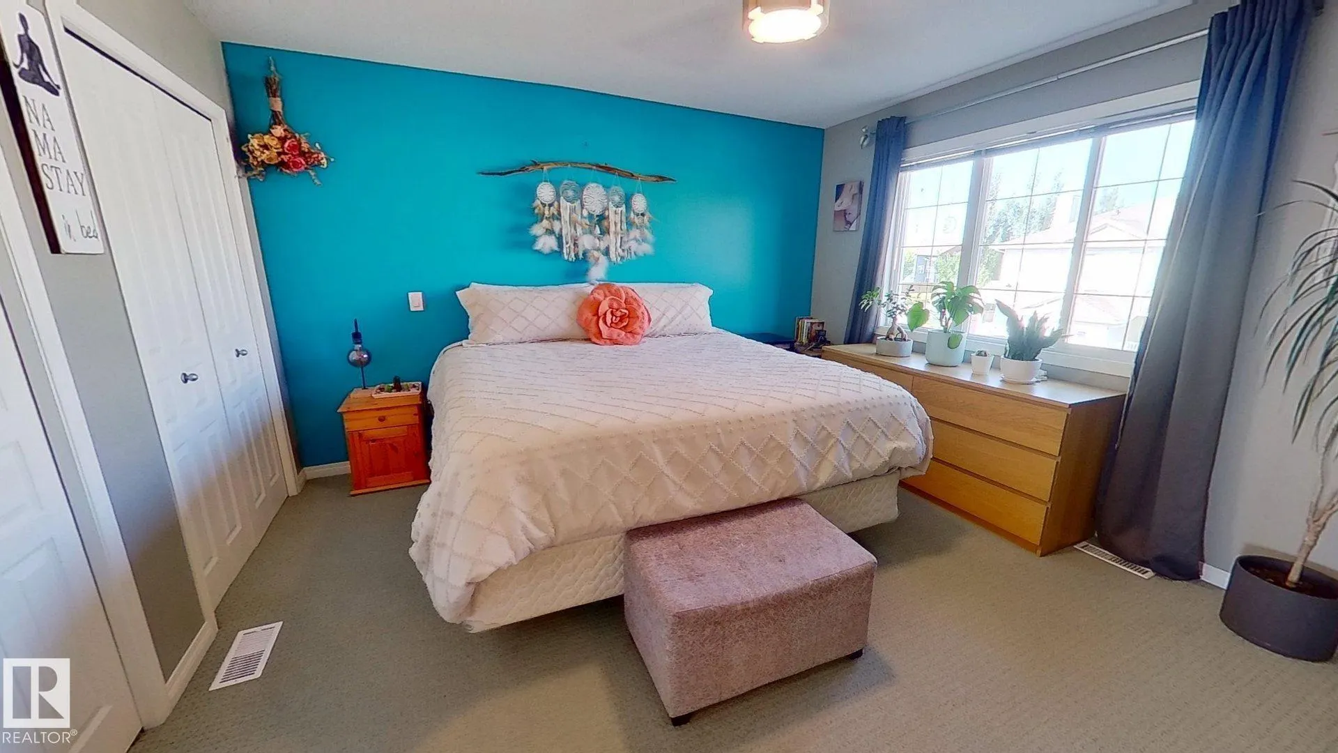 102 GRAYWOOD Mews