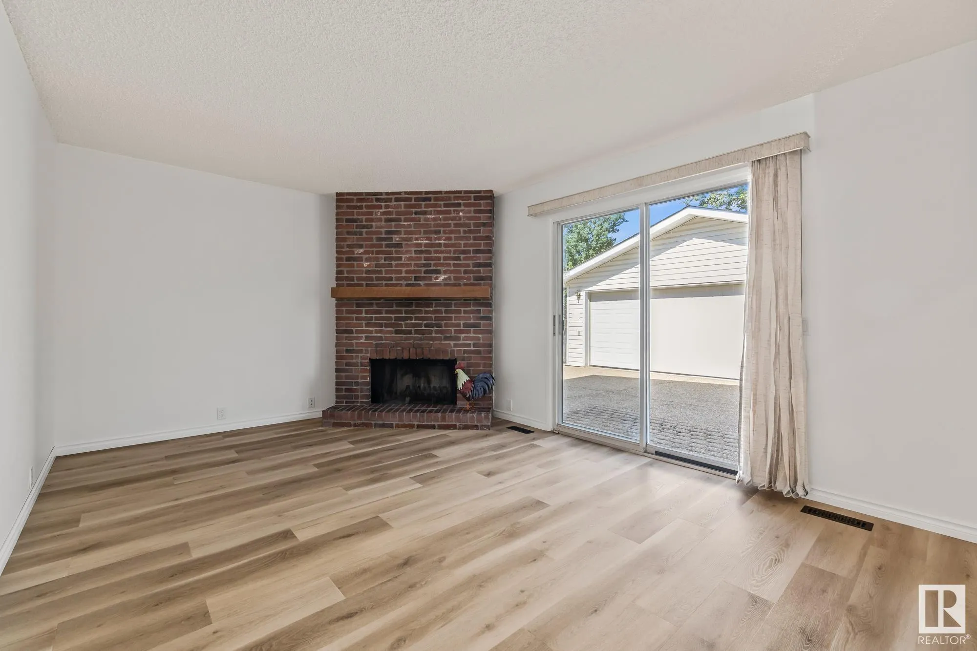 32 BUTTERFIELD Crescent