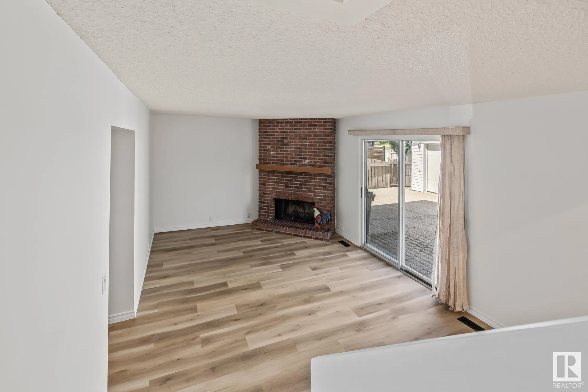 32 BUTTERFIELD Crescent
