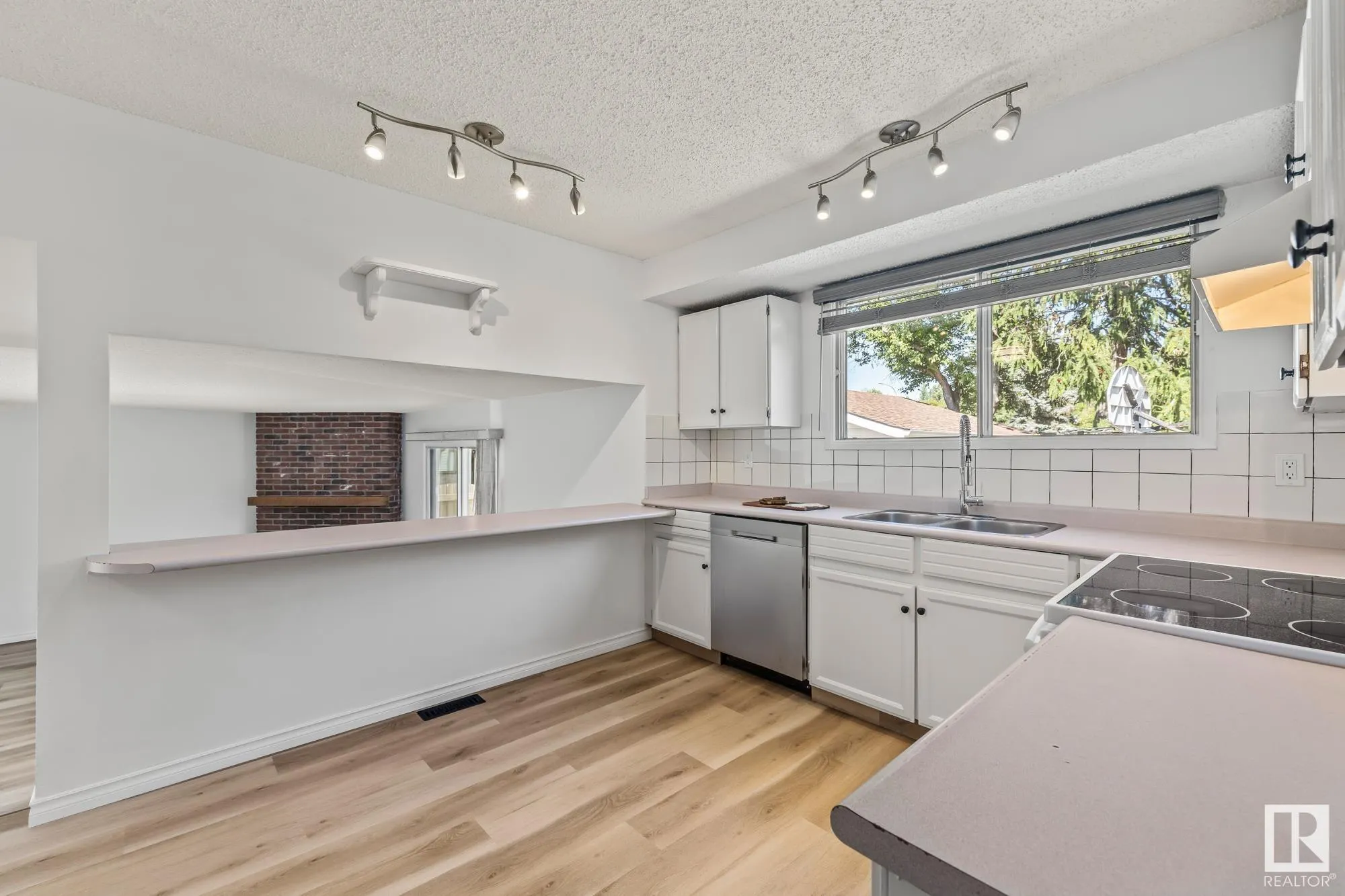 32 BUTTERFIELD Crescent