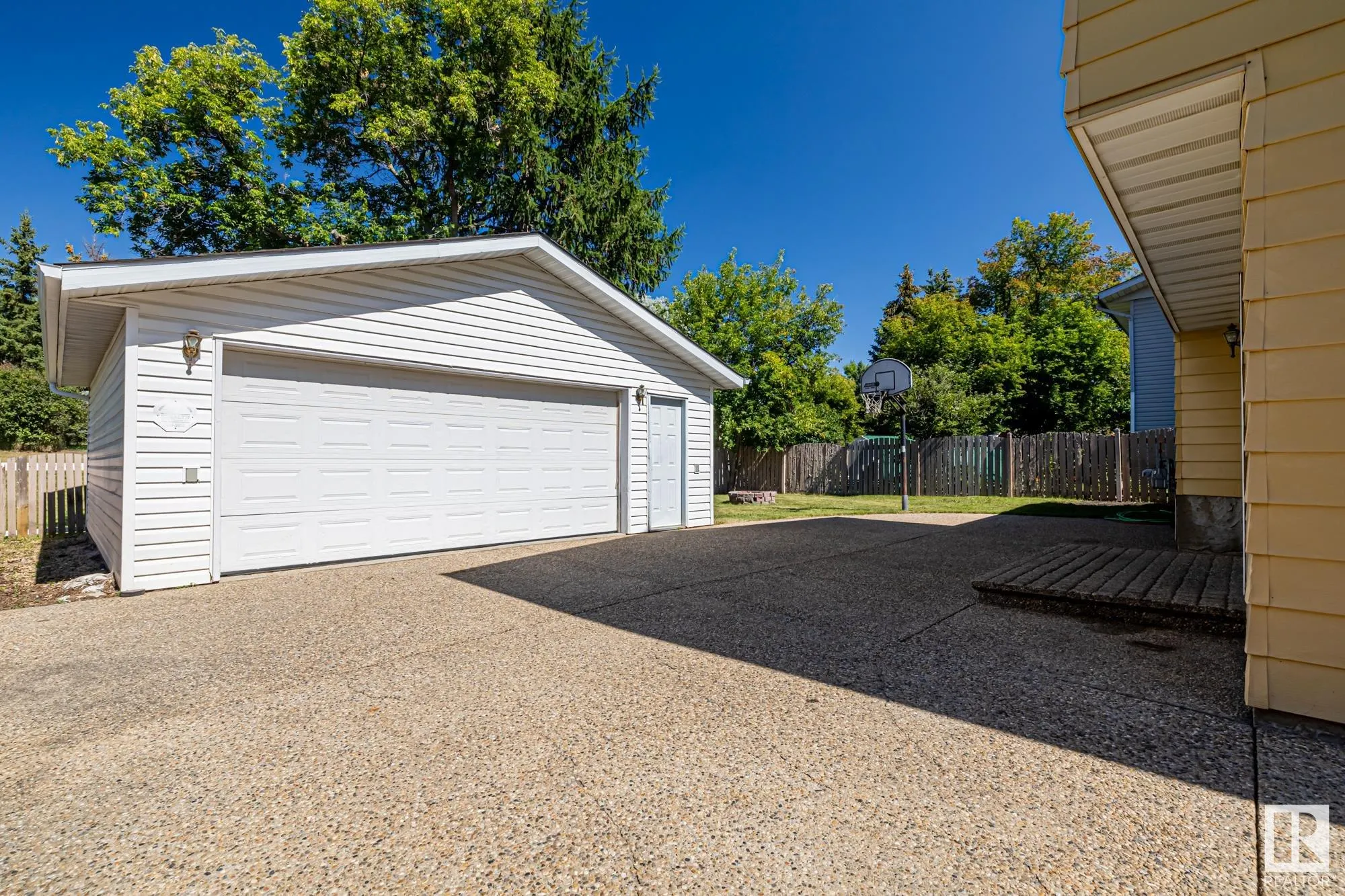 32 BUTTERFIELD Crescent