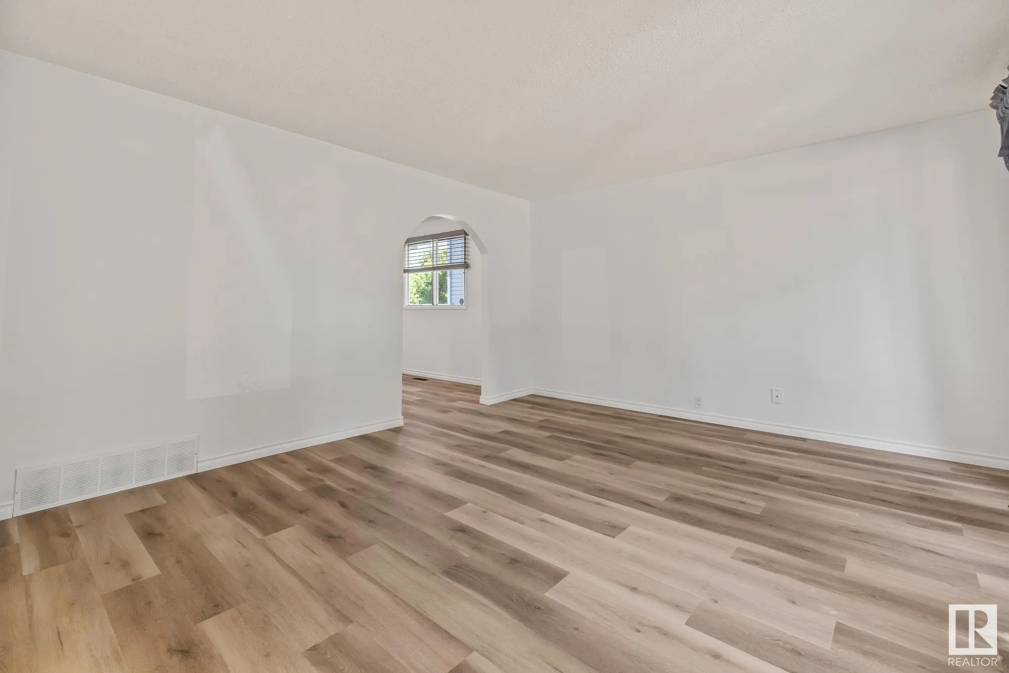 32 BUTTERFIELD Crescent