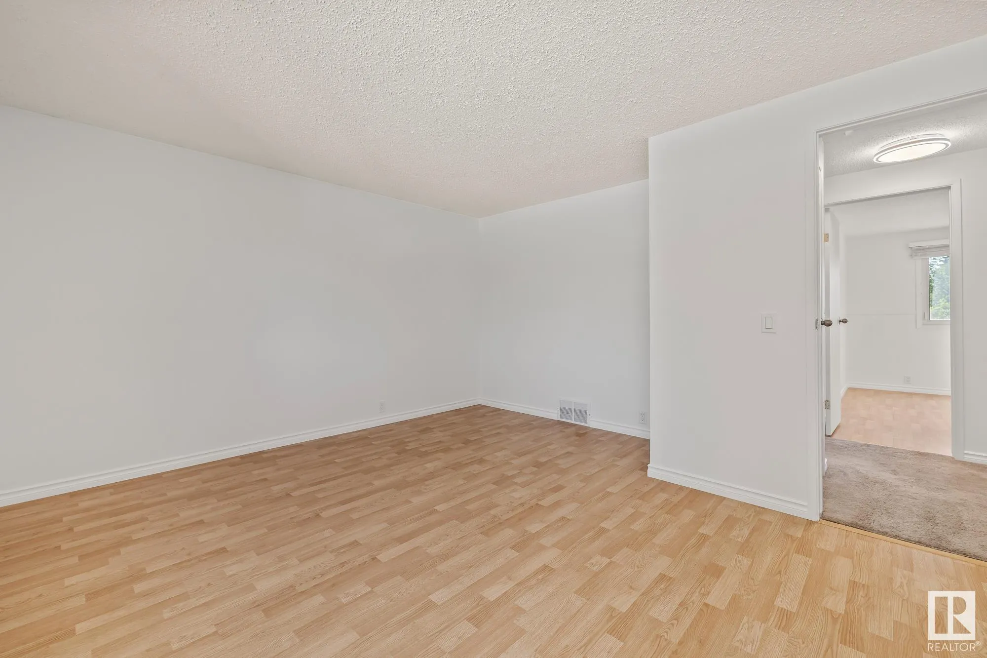 32 BUTTERFIELD Crescent
