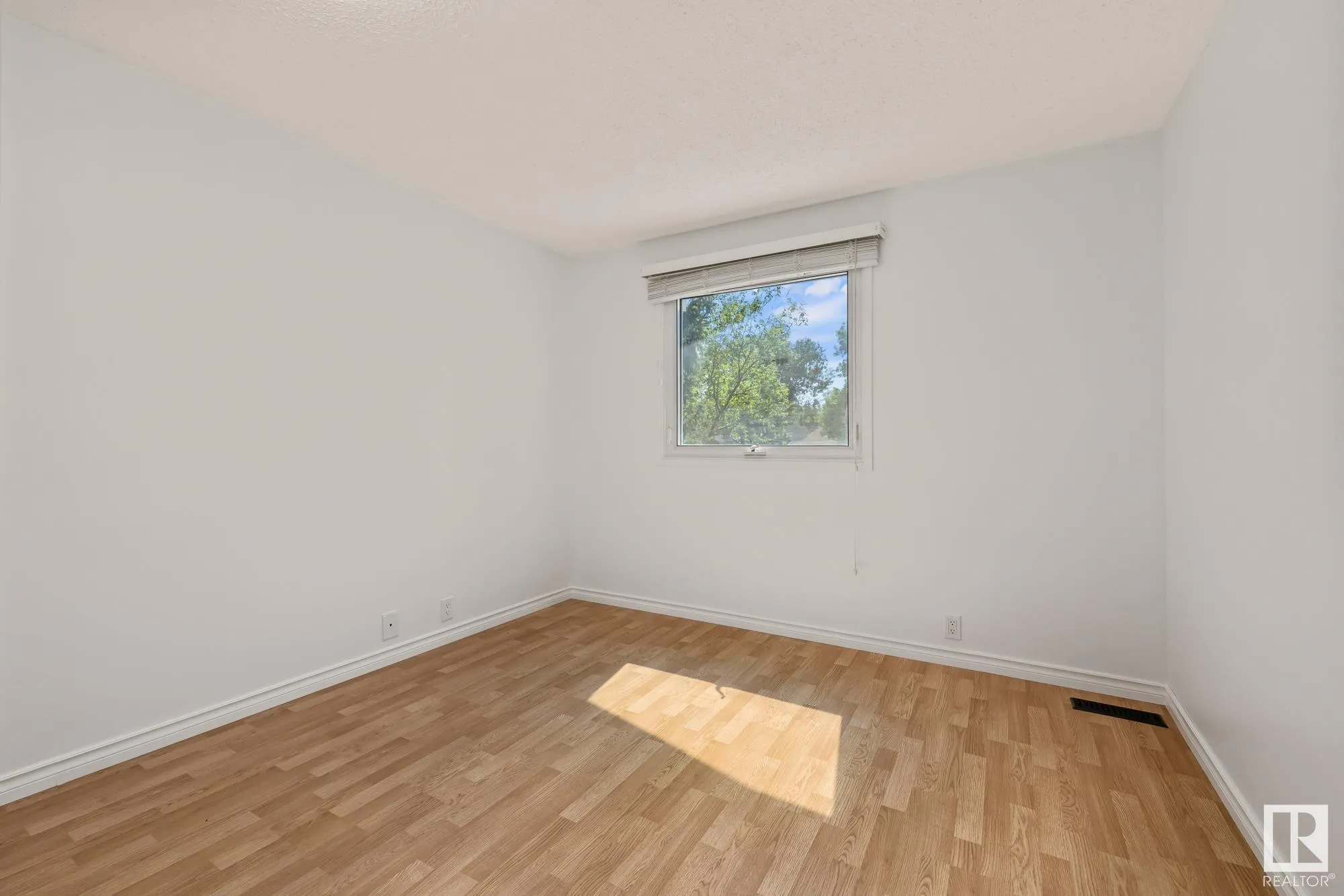32 BUTTERFIELD Crescent