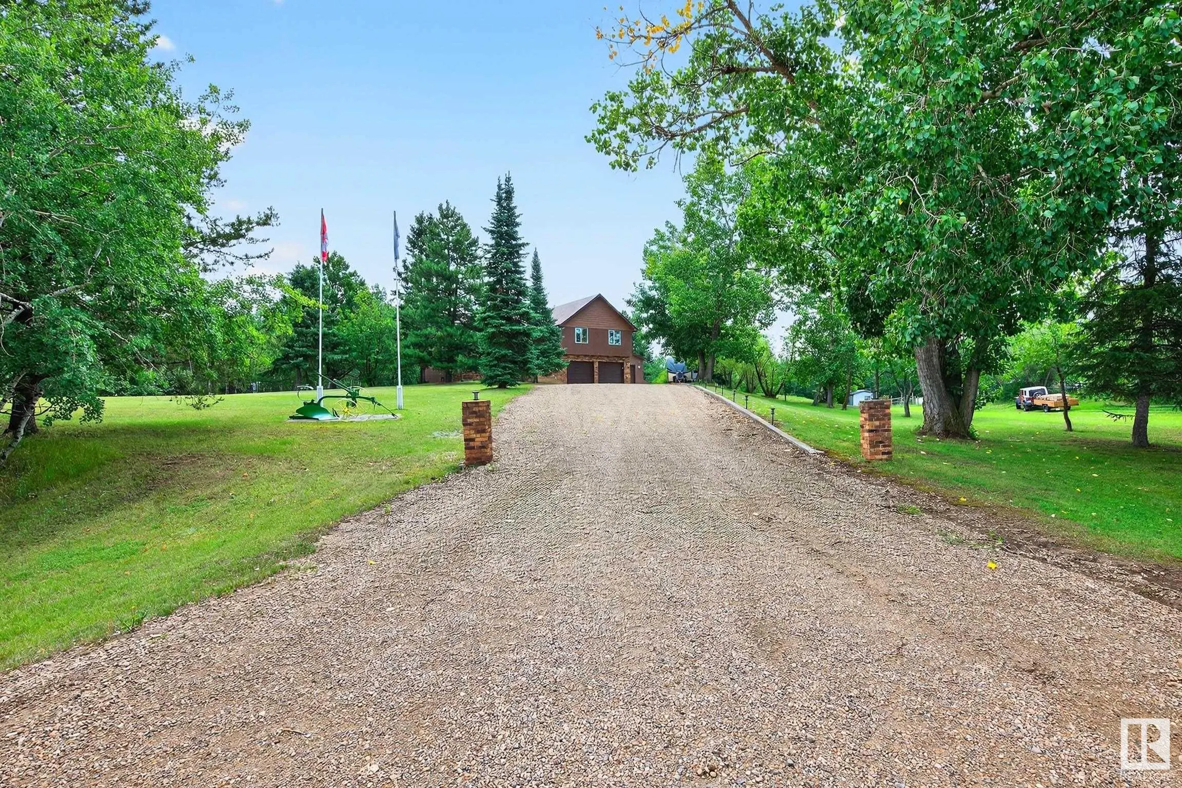 473084 RGE ROAD 242