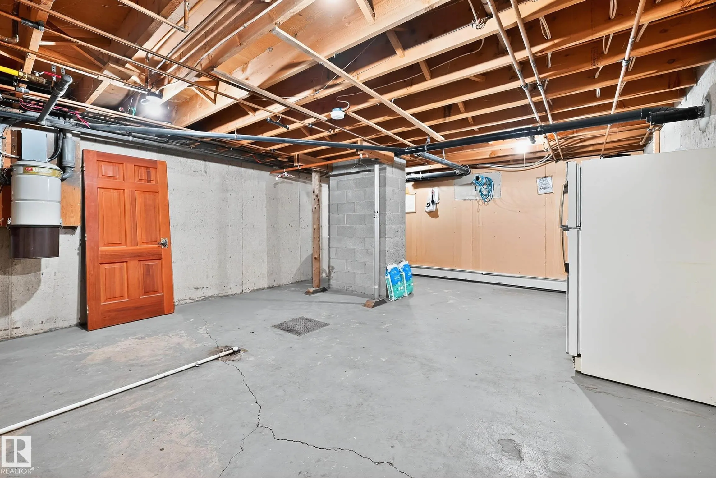 473084 RGE ROAD 242