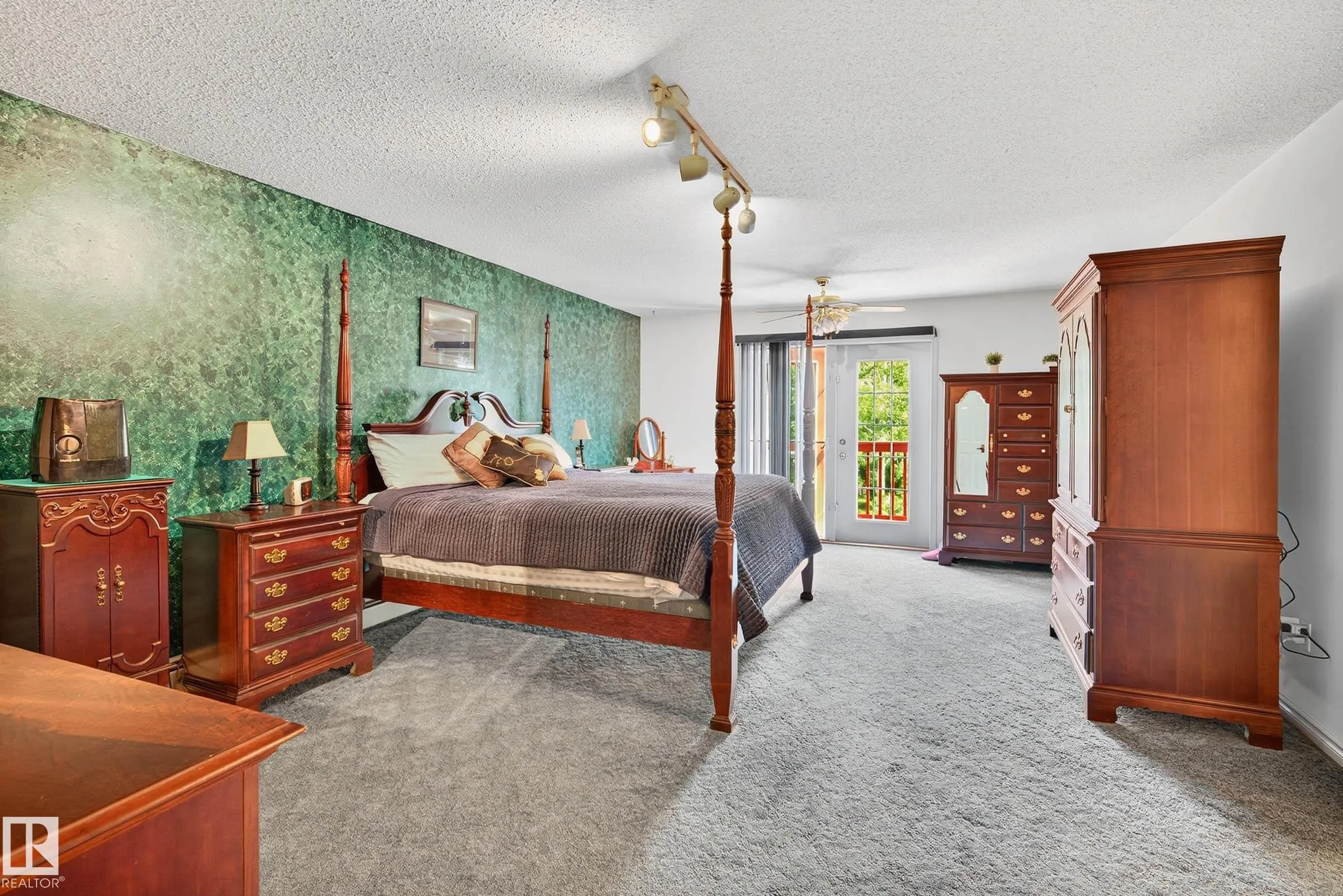 473084 RGE ROAD 242