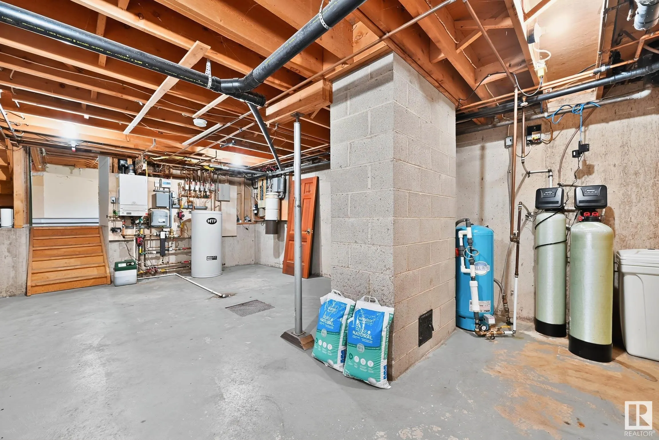 473084 RGE ROAD 242