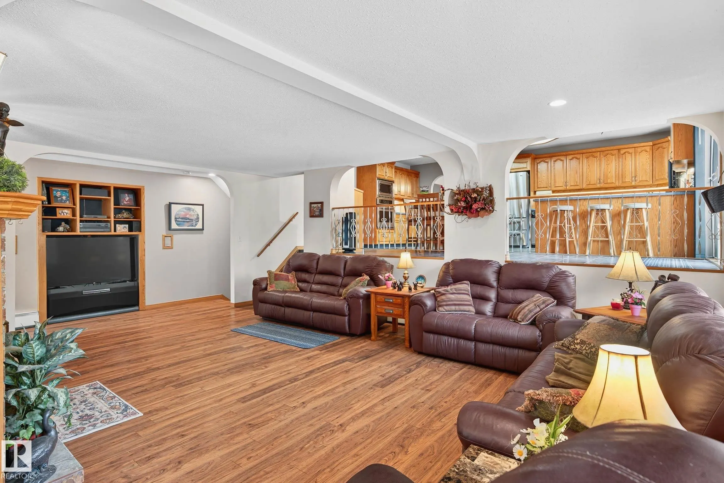 473084 RGE ROAD 242