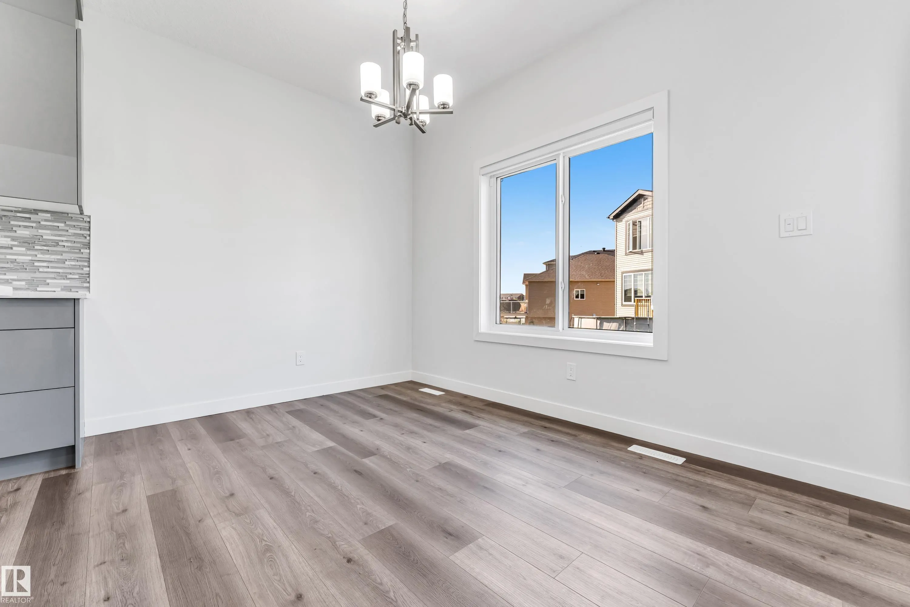 327 ROBERTS Wynd